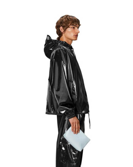 Cosmetic bag azzurra in tessuto impermeabile effetto gommato con scritta logo image