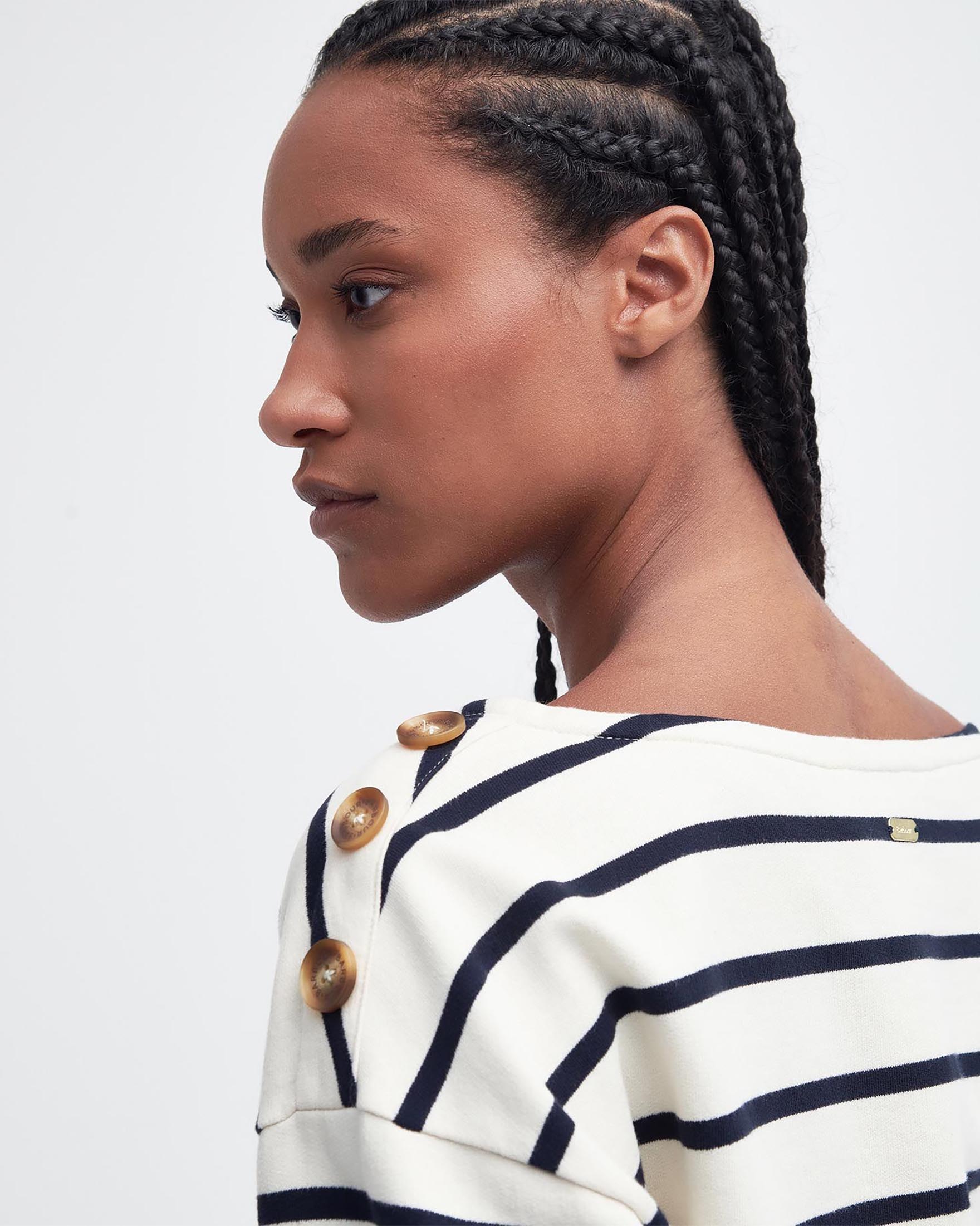 Felpa color avorio a righe blu in cotone con bottoni applicati sulla spalla image