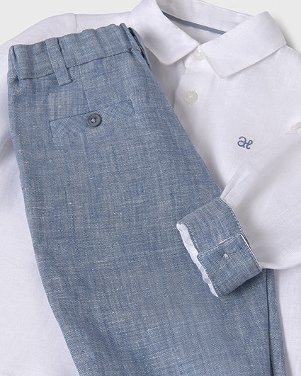Completo Abel & Lula in lino composto da camicia bianca e pantalone chambray