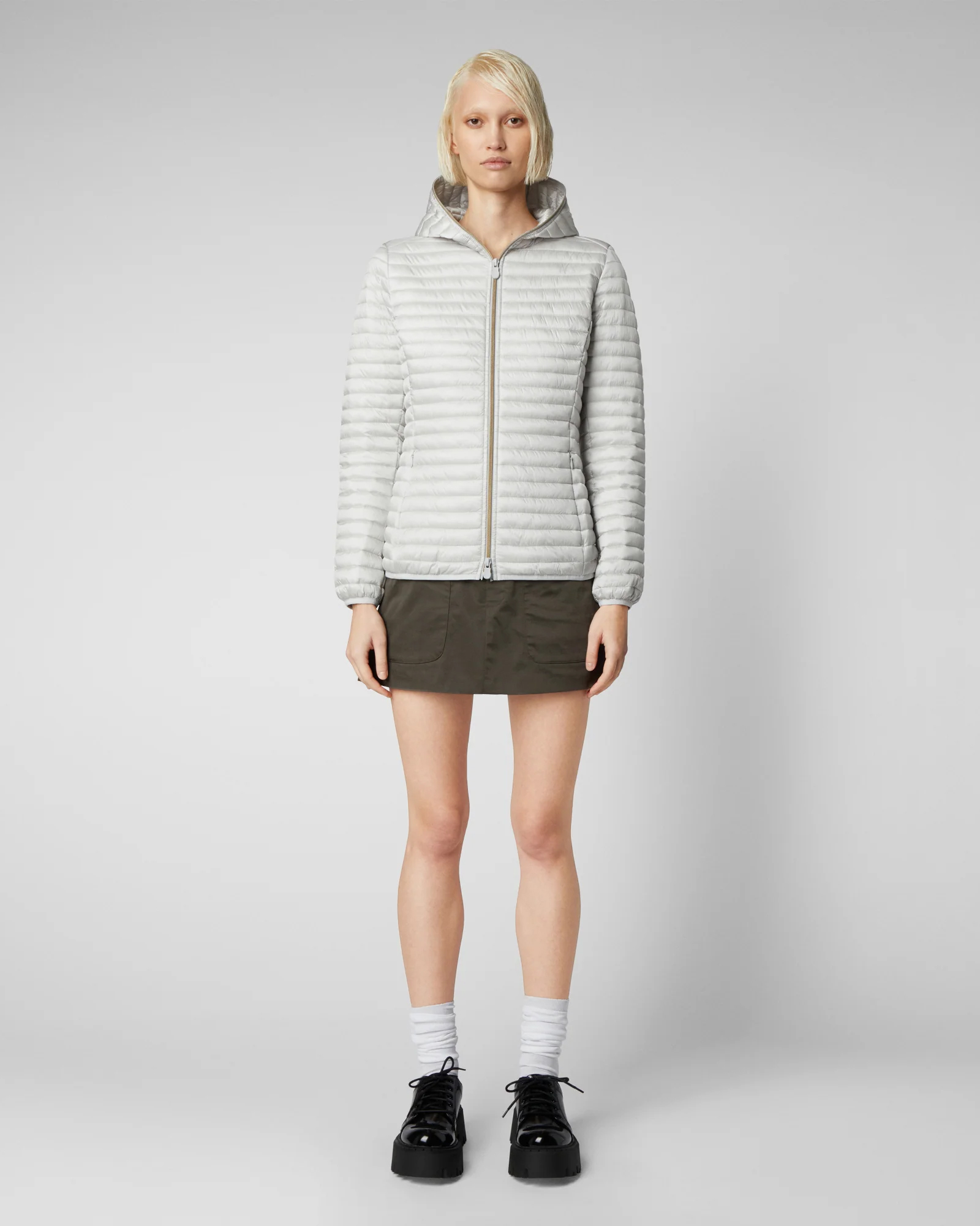 Piumino leggero color gesso Save the duck in tessuto effetto raso con cappuccio fisso image