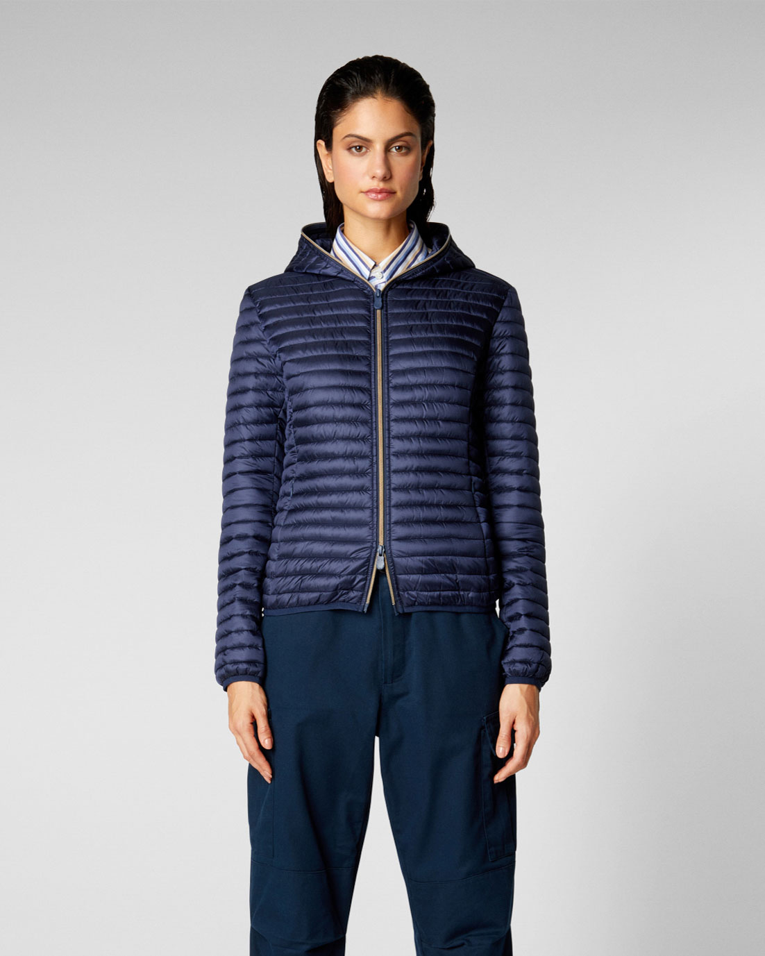 Piumino leggero blu-black in tessuto effetto raso con cappuccio fisso