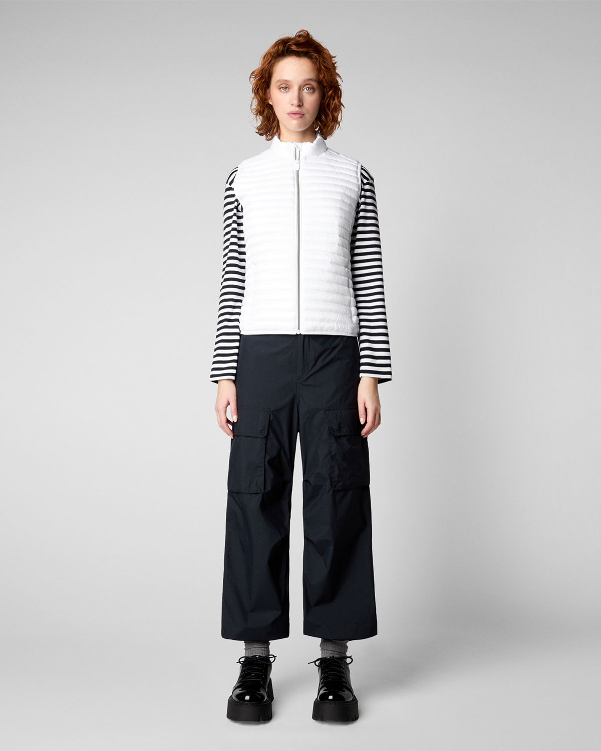 Gilet leggero bianco modello Iris  in tessuto effetto raso con colletto in piedi image