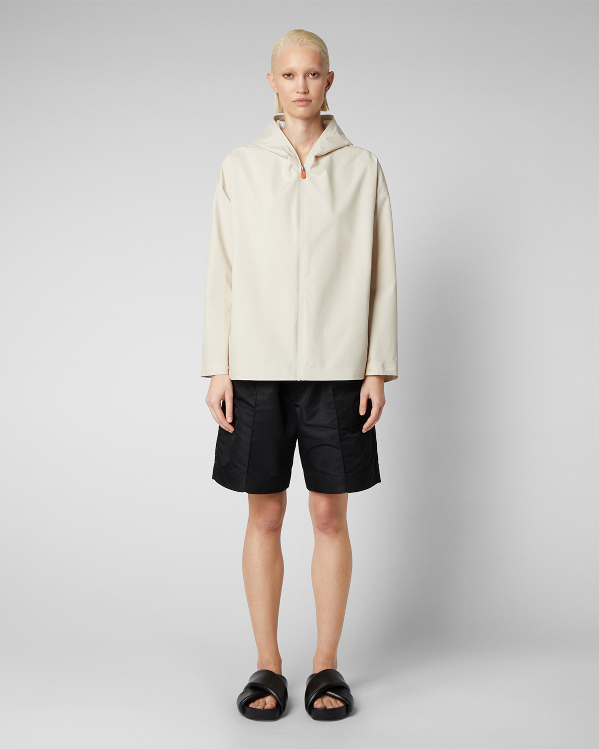 Parka corto antipioggia color latte con cappuccio image