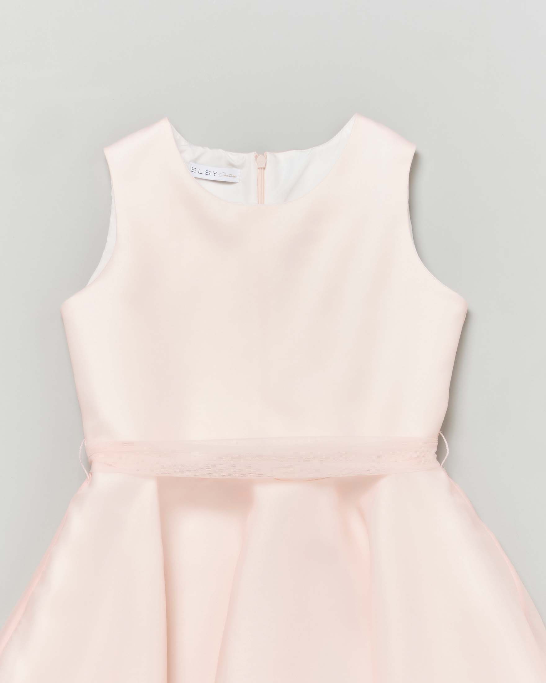 Abito corto rosa cipria senza maniche rivestito in organza con cinturina  image