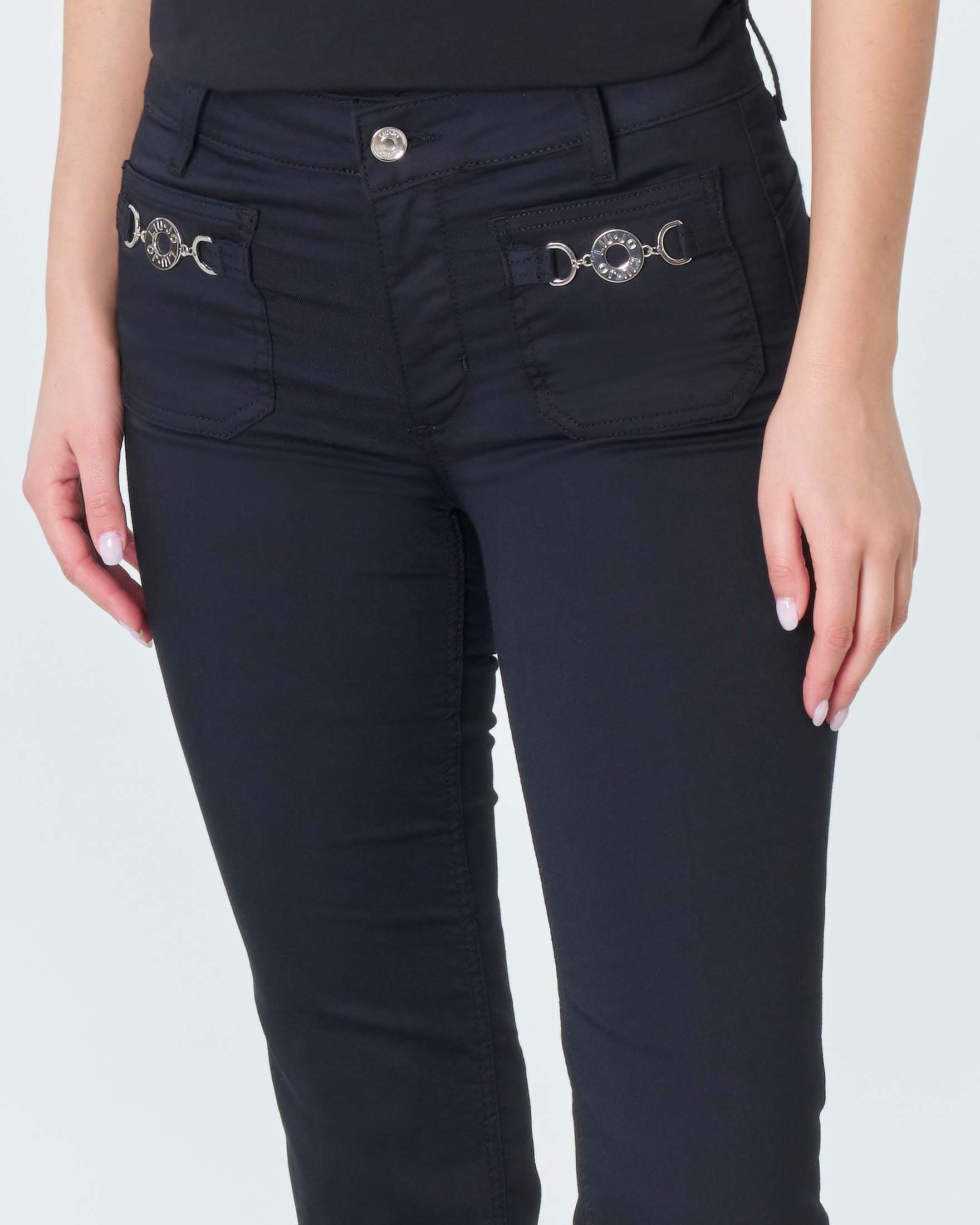 Pantaloni neri a trombetta in bull di cotone stretch con tasche applicate sul davanti image