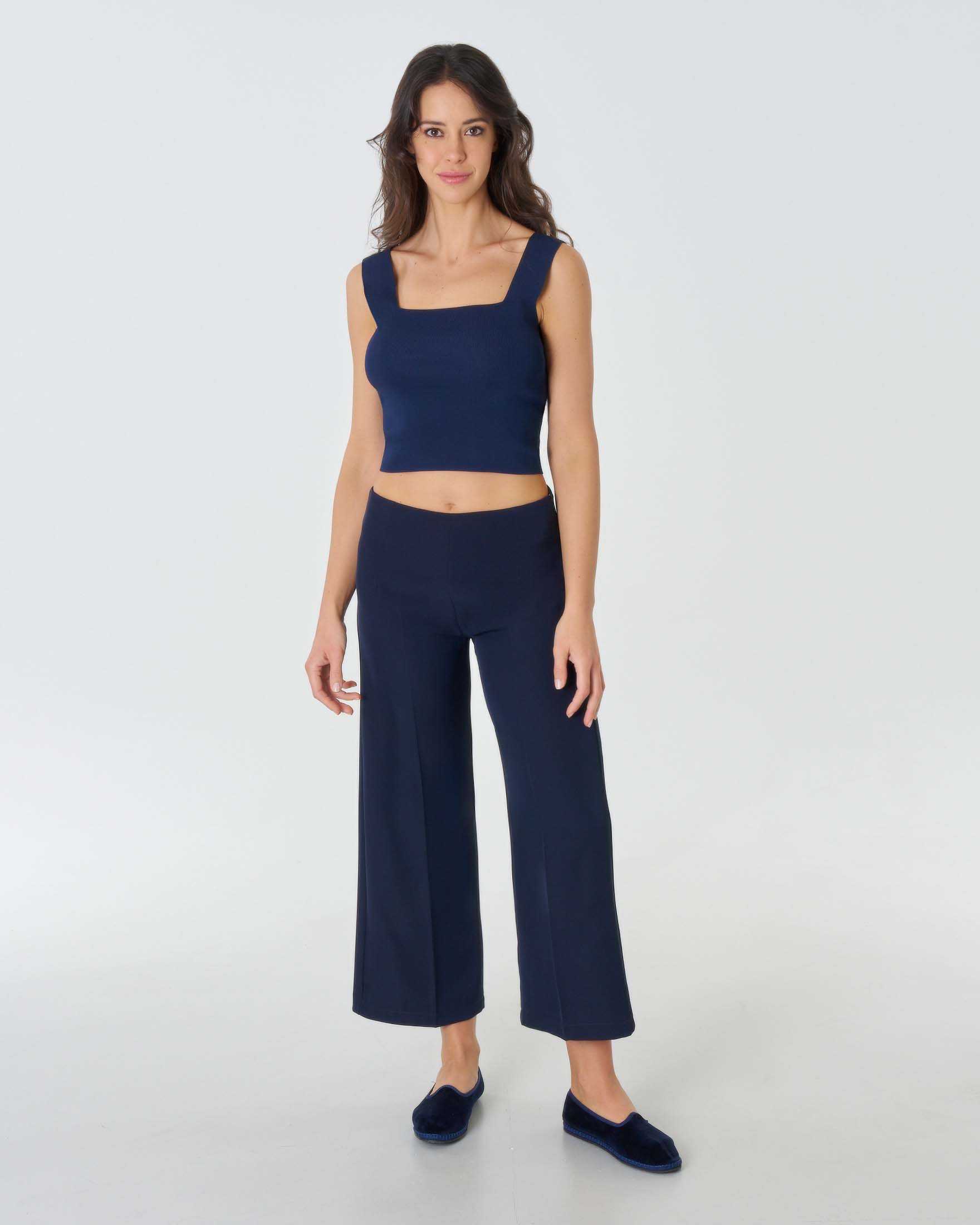 Pantaloni cropped blu a vita bassa in tessuto stretch fluido dalla linea ampia dritta