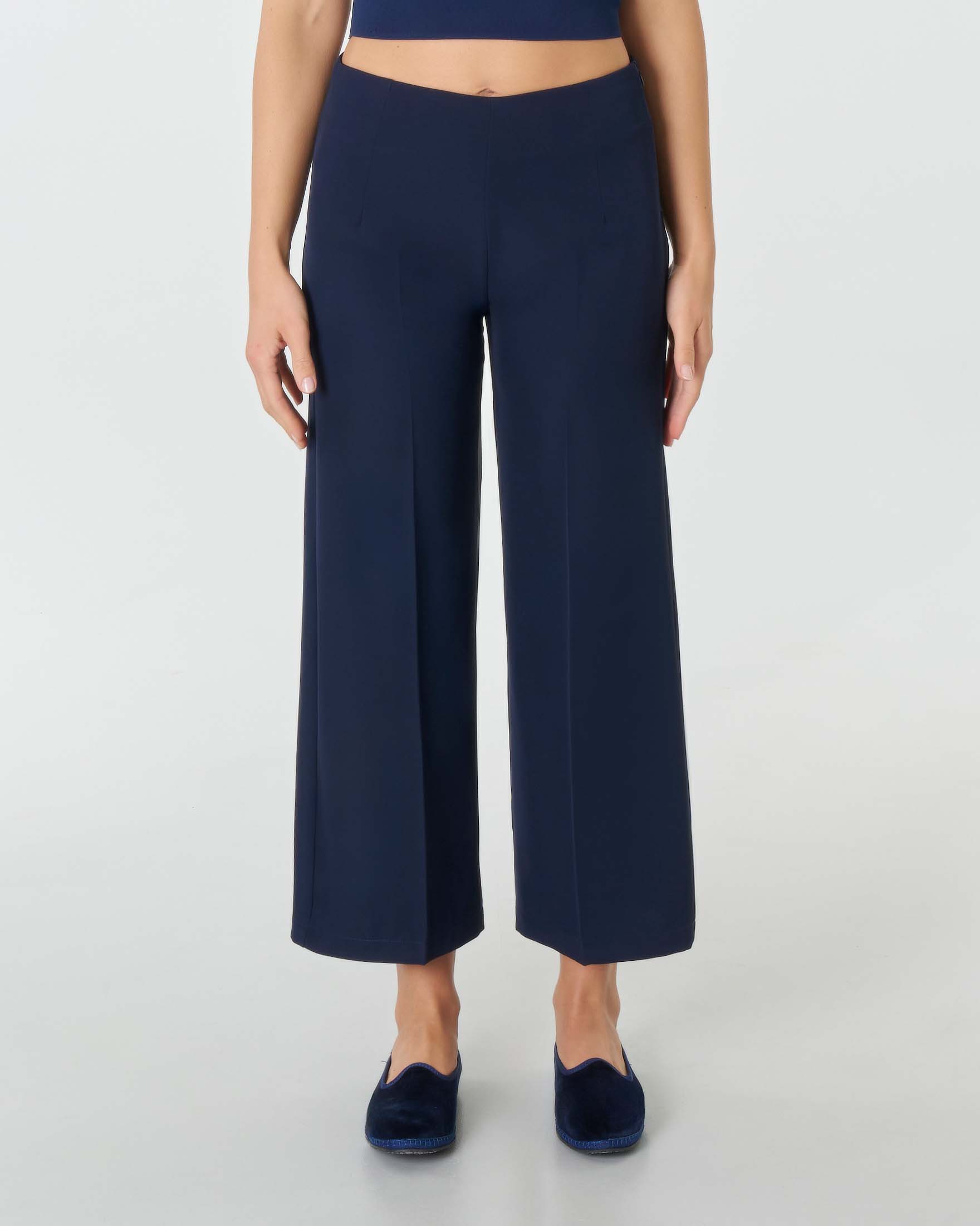 Pantaloni cropped blu a vita bassa in tessuto stretch fluido dalla linea ampia dritta image