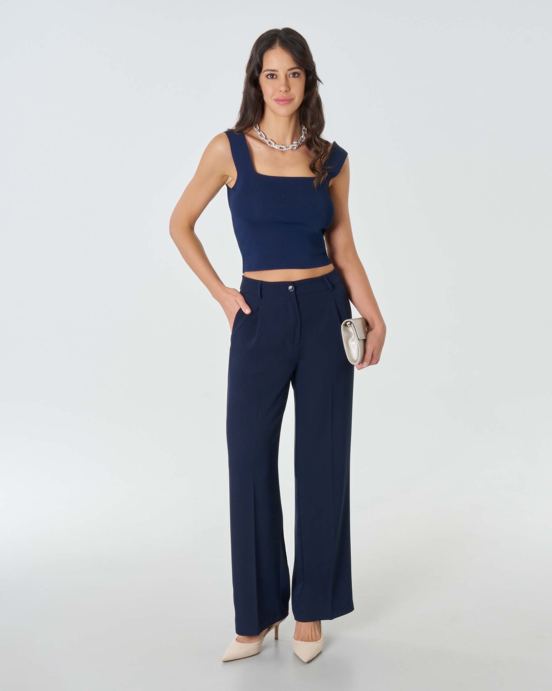 Pantaloni straight blu in tessuto stretch fluido con pinces in vita image