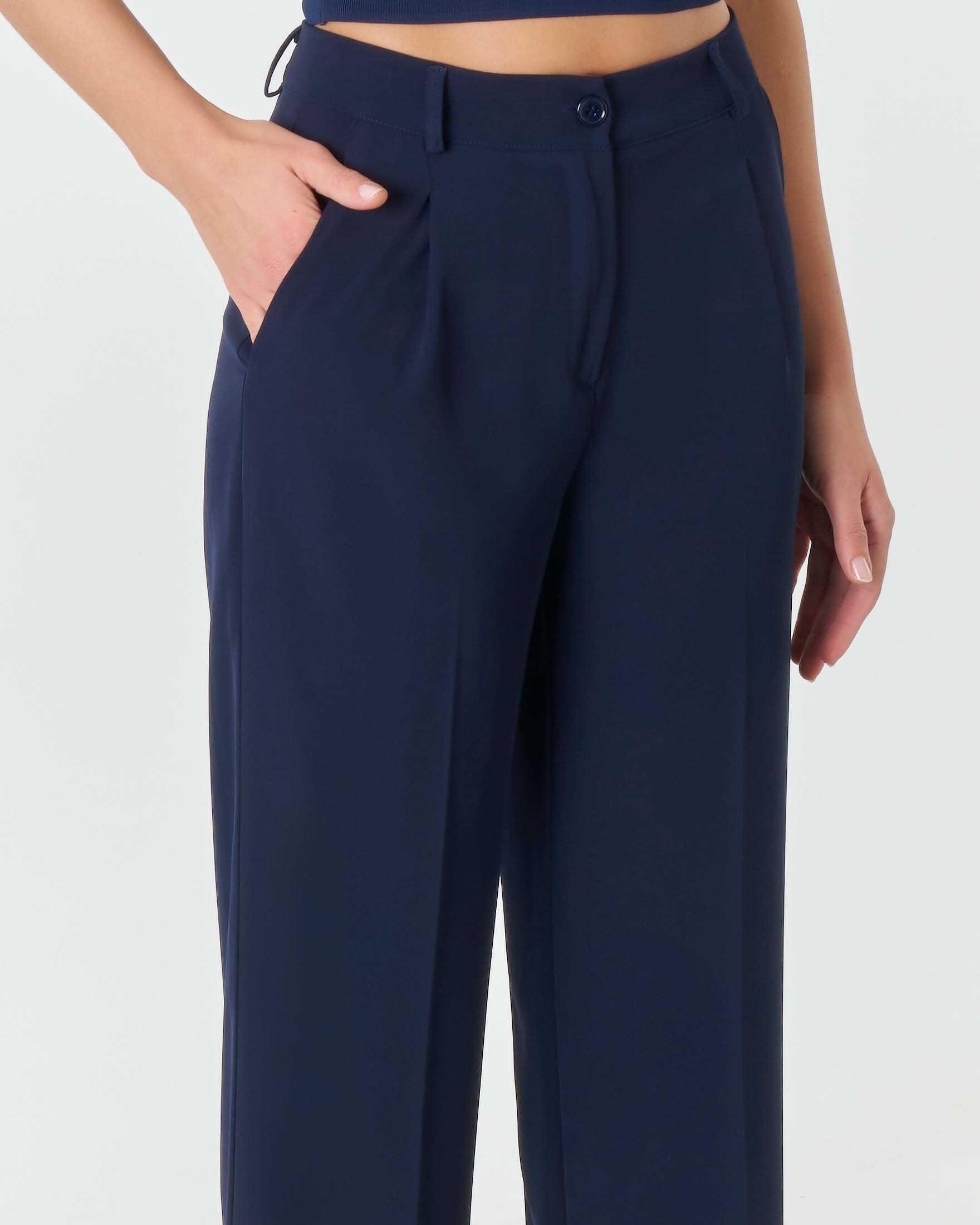 Pantaloni straight blu in tessuto stretch fluido con pinces in vita
