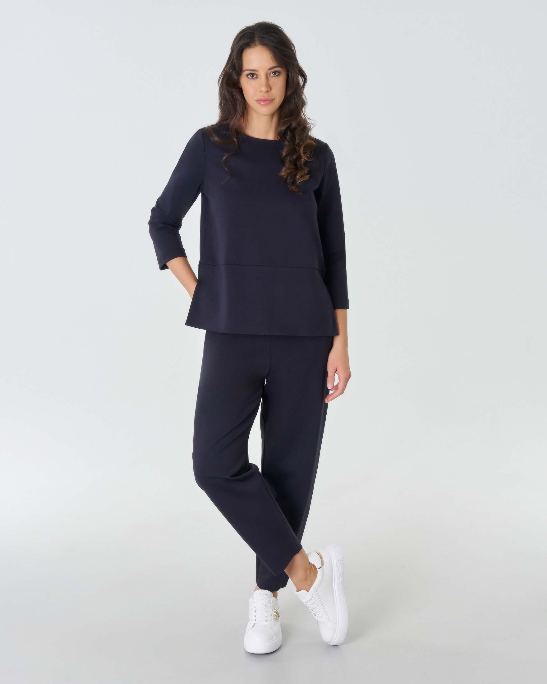 Felpa blu in misto viscosa lavorata a punto Milano con maniche tre quarti e spacchi laterali