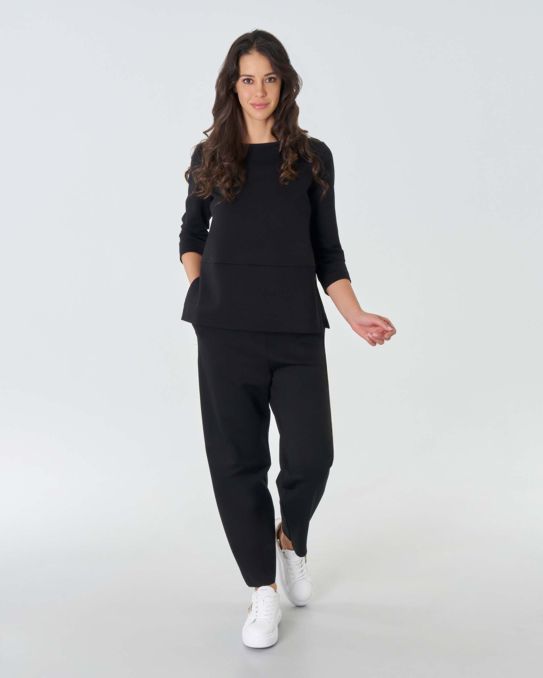 Felpa nera in misto viscosa lavorata a punto Milano con maniche tre quarti e spacchi laterali