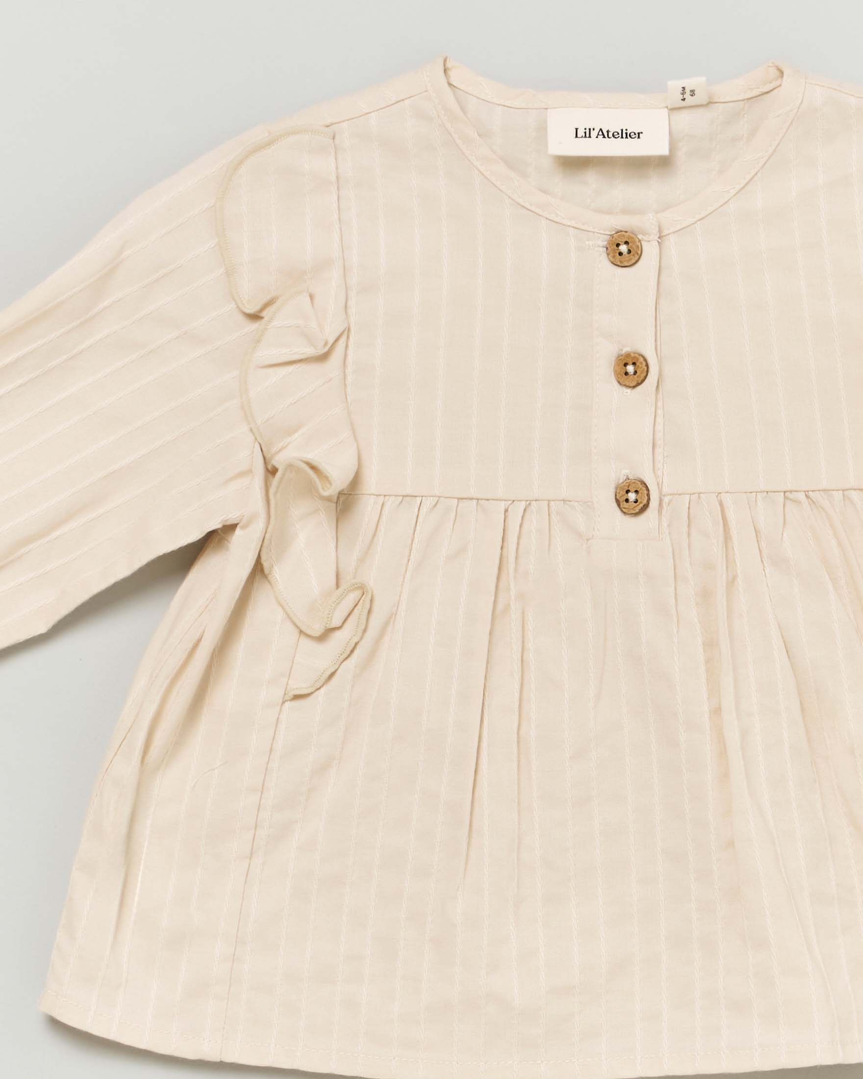 Camicia Lil'Atelier in cotone beige a fantasia rigata bianca con volants  image