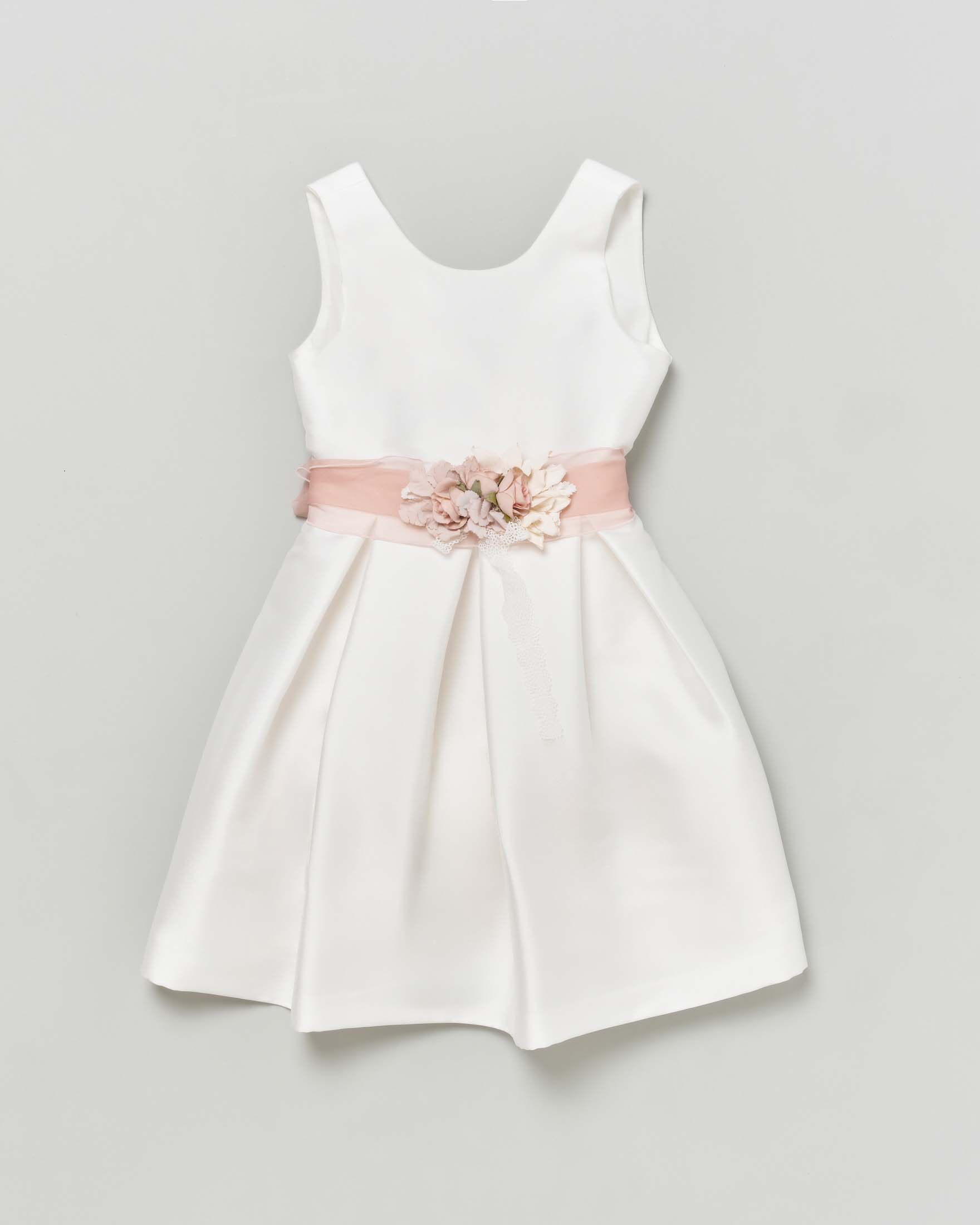 Abito corto bianco scollato sul retro con gonna ampia a faldoni e fascia rosa in organza con fiori 