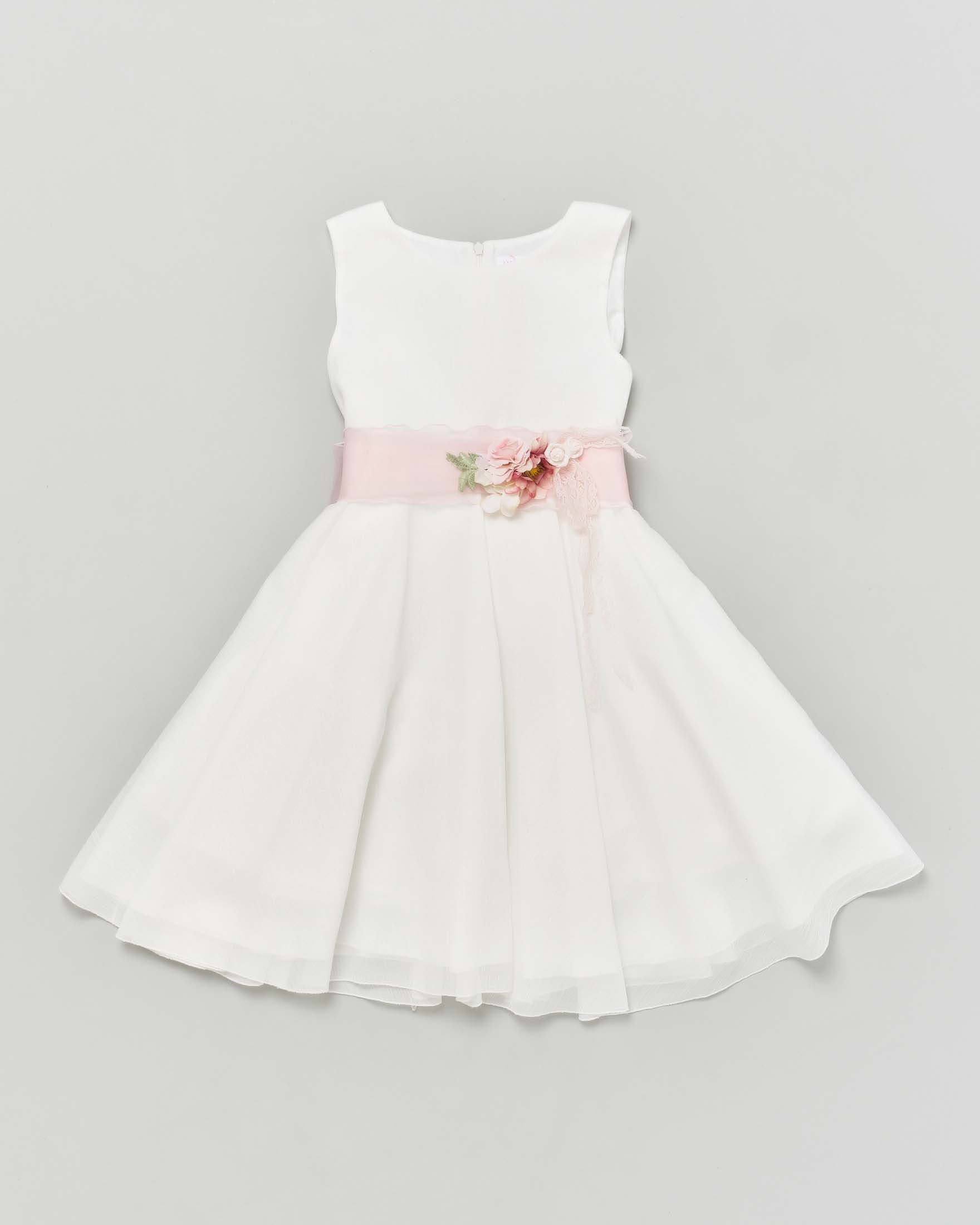 Abito corto bianco effetto lurex con gonna a faldoni e fascia rosa in organza con fiori 