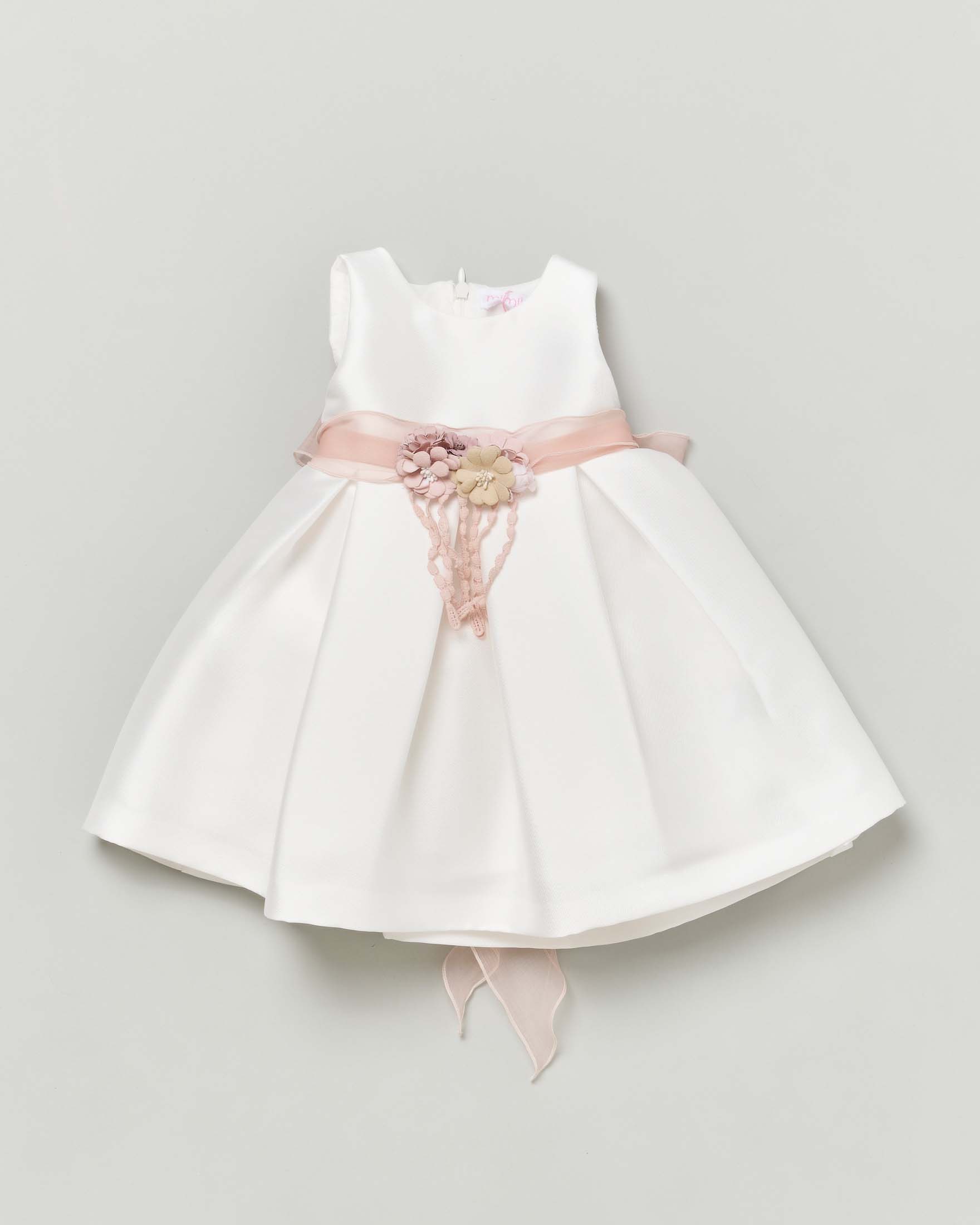 Abito bianco senza maniche con gonna ampia e fascia in organza rosa con fiori