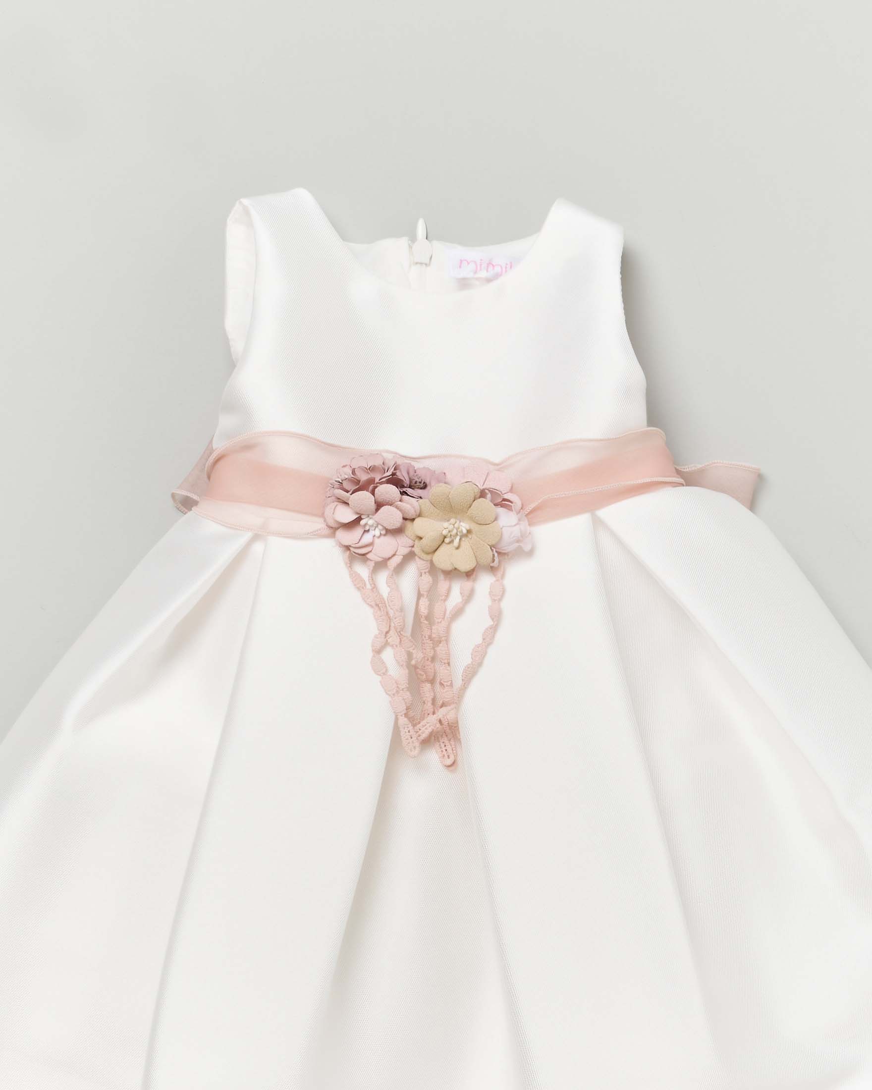 Abito Mimilù bianco senza maniche con gonna ampia e fascia in organza rosa con fiori  image
