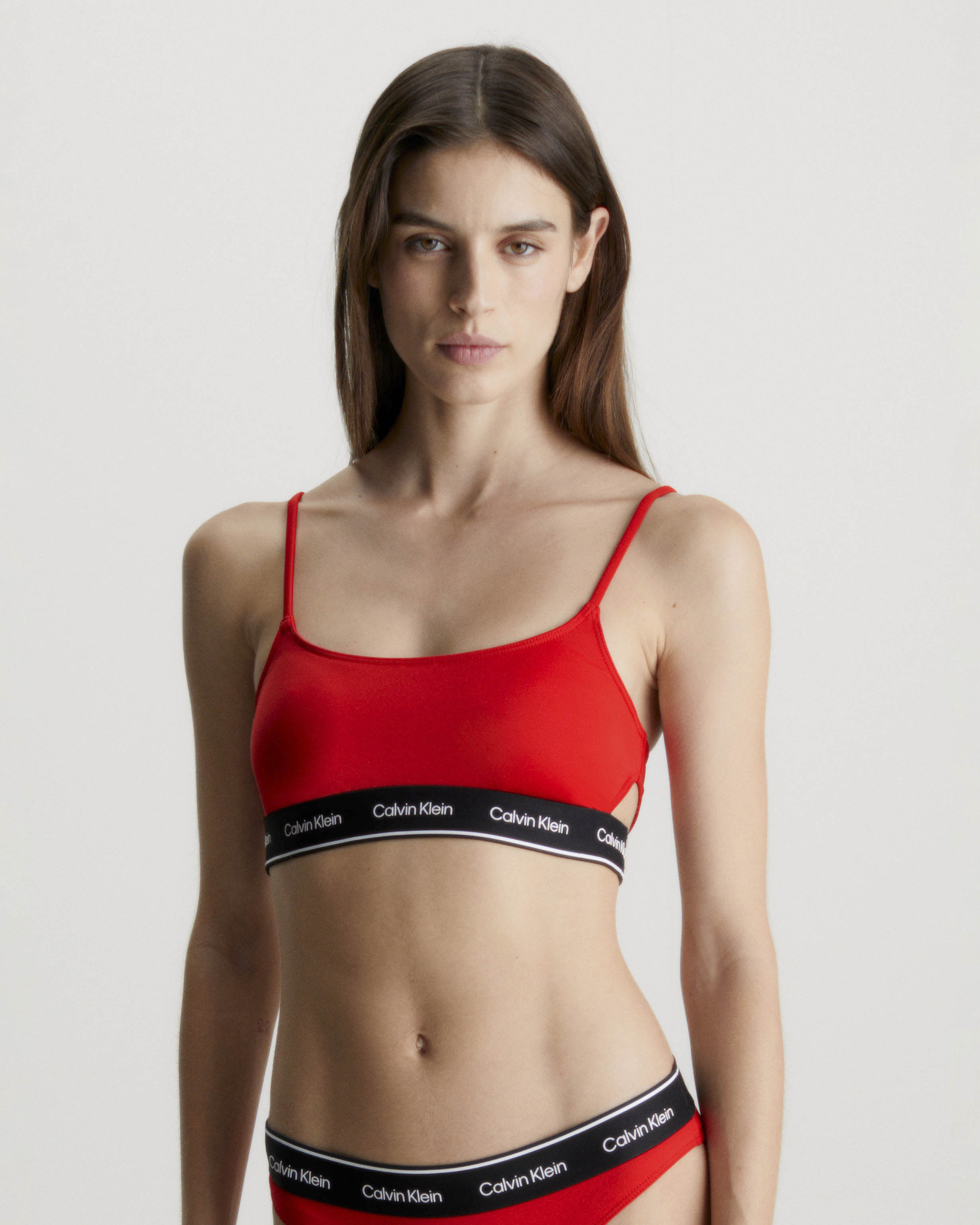 Reggiseno rosso con spalline sottili e fascia al fondo nera con