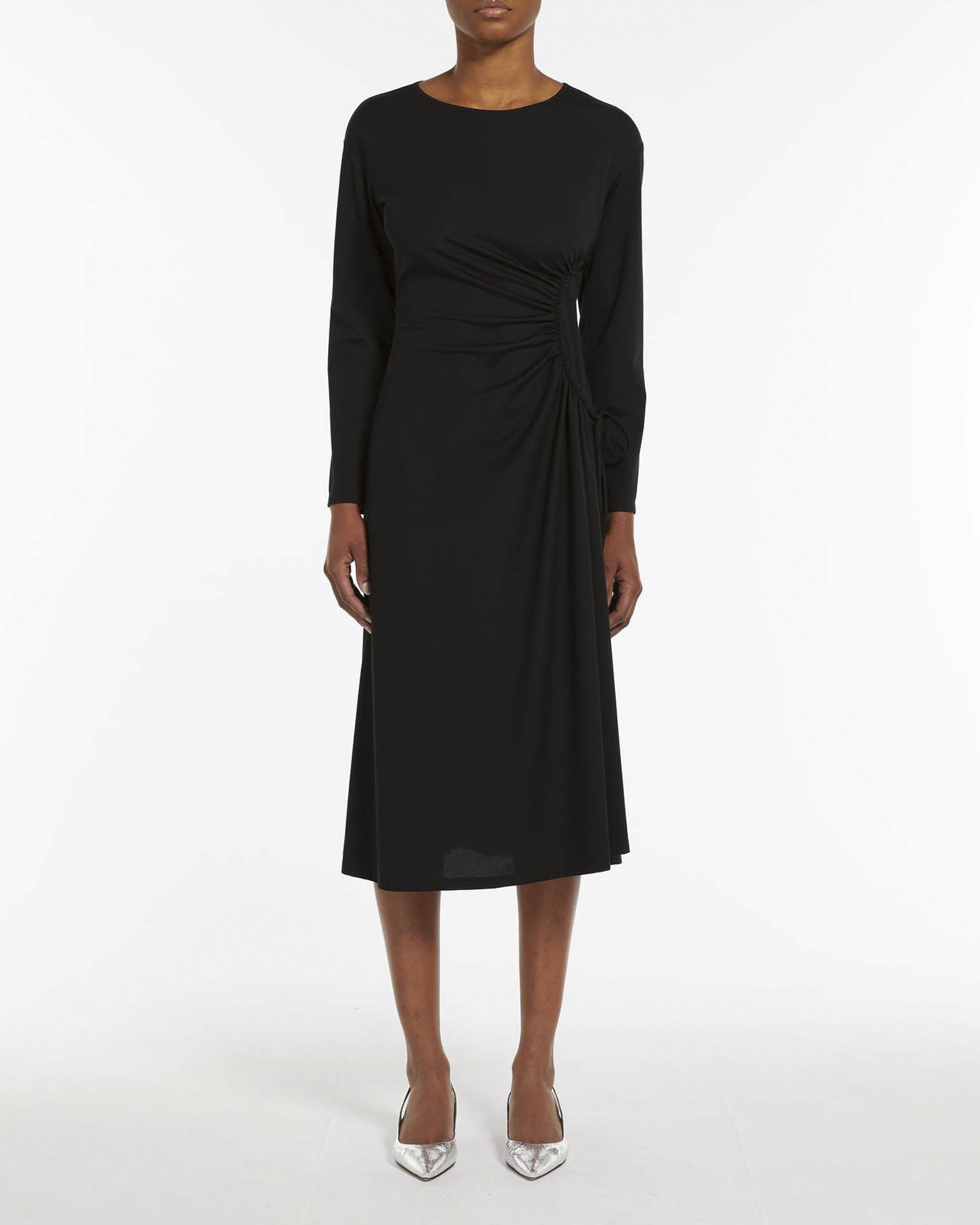 Abito midi nero a maniche lunghe in viscosa jersey di misto viscosa con coulisse ricurva e arricciata sul fianco
