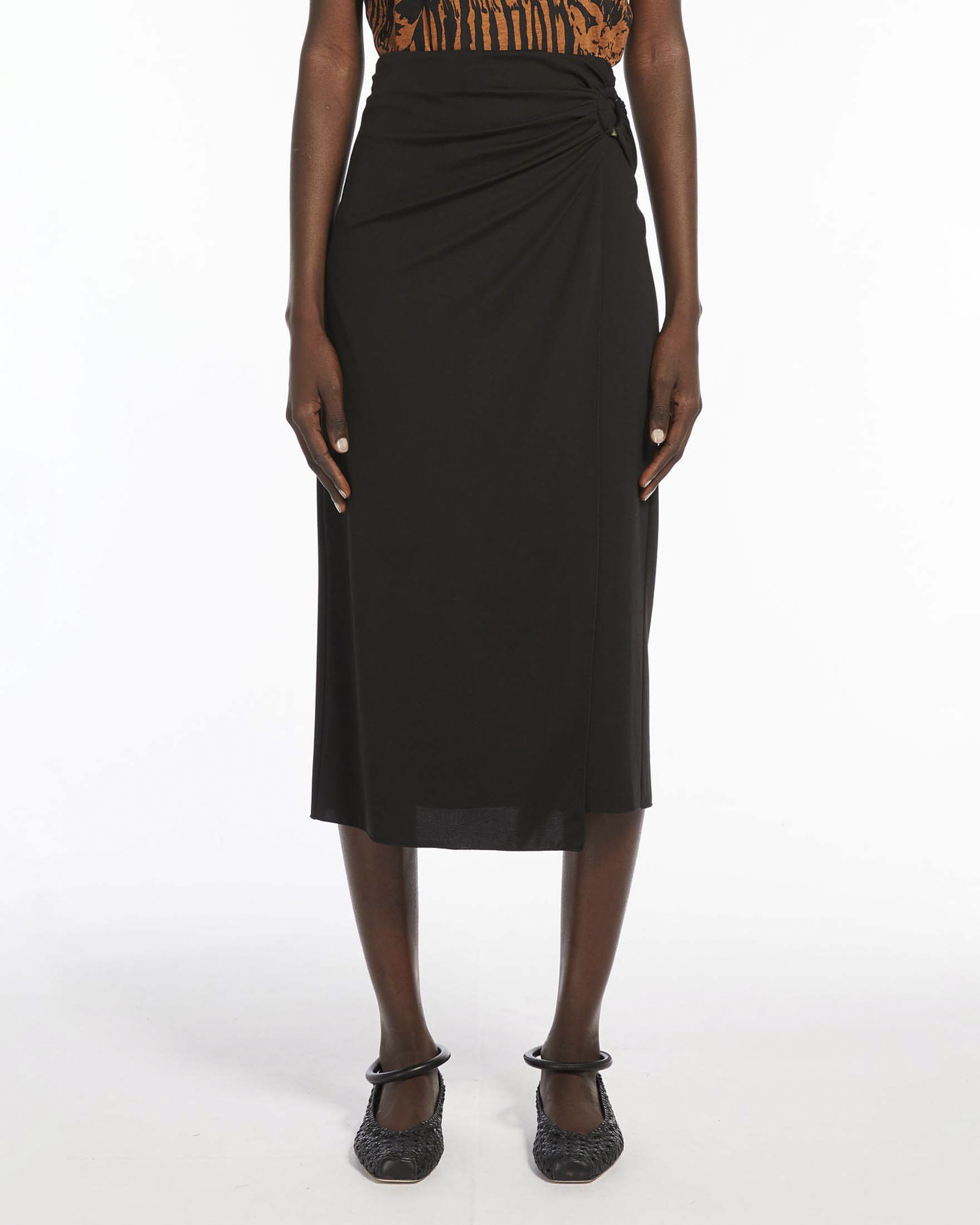 Gonna midi nera a tubino in jersey di viscosa dettaglio ad anello e drappeggio sul fianco