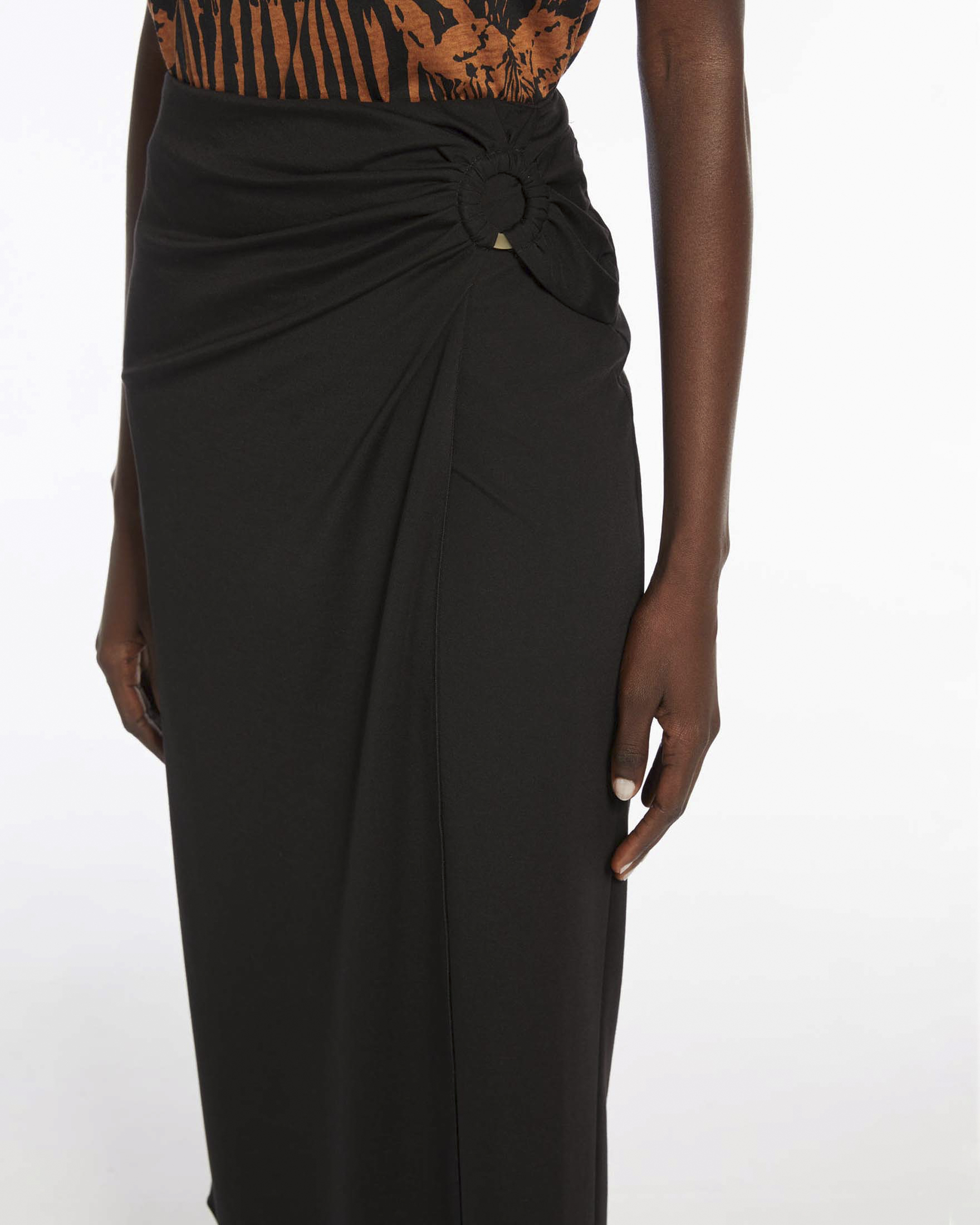 Gonna midi nera a tubino in jersey di viscosa dettaglio ad anello e drappeggio sul fianco image