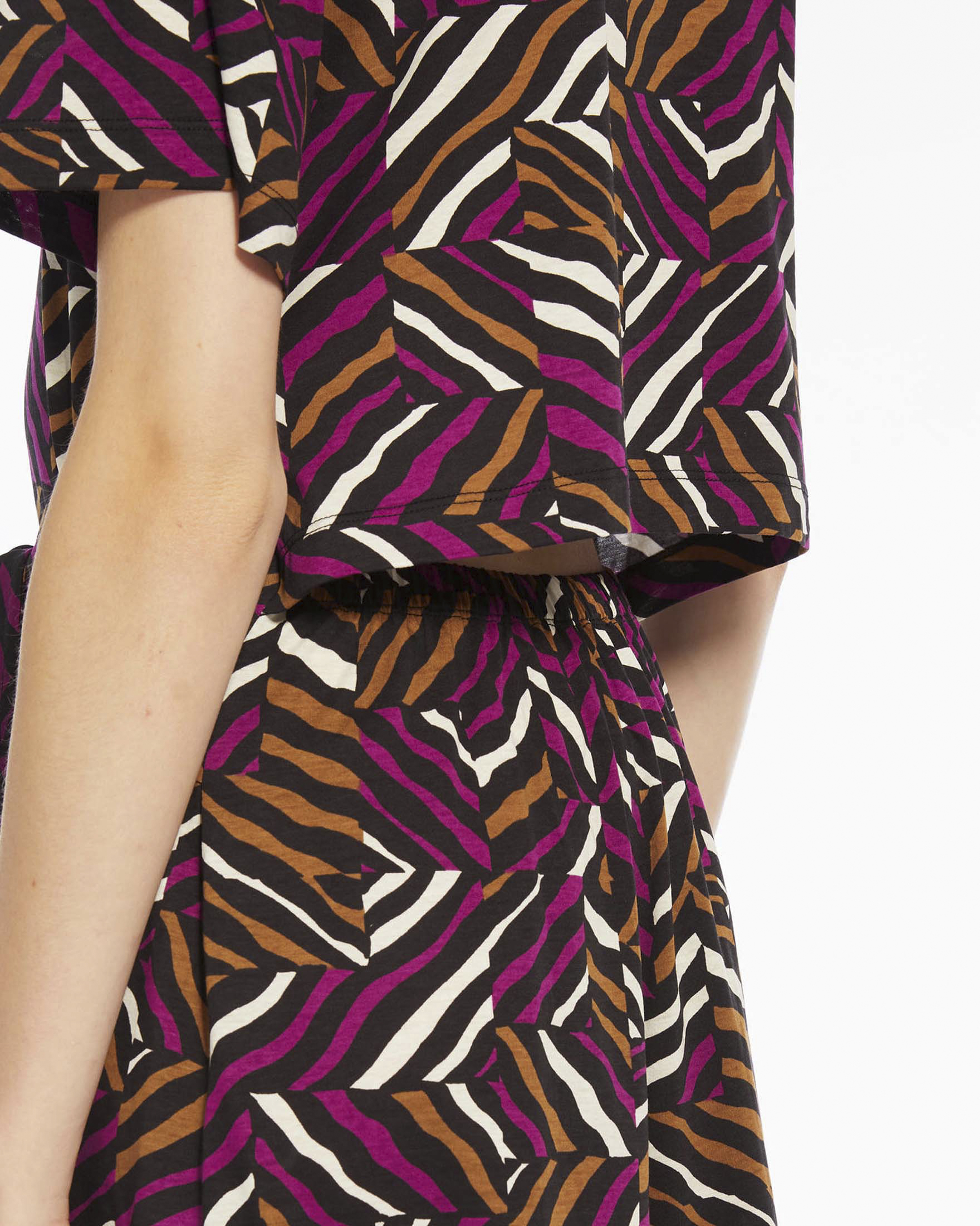 Abito gonna pantalone corto in cotone a motivo ispirazione masai viola,biano e cuoio con maniche corte image