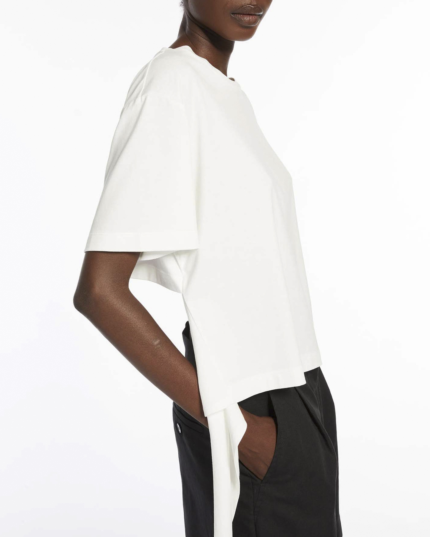 T-shirt bianca in cotone a maniche corte con schiena scollata e fiocco di chiusura image