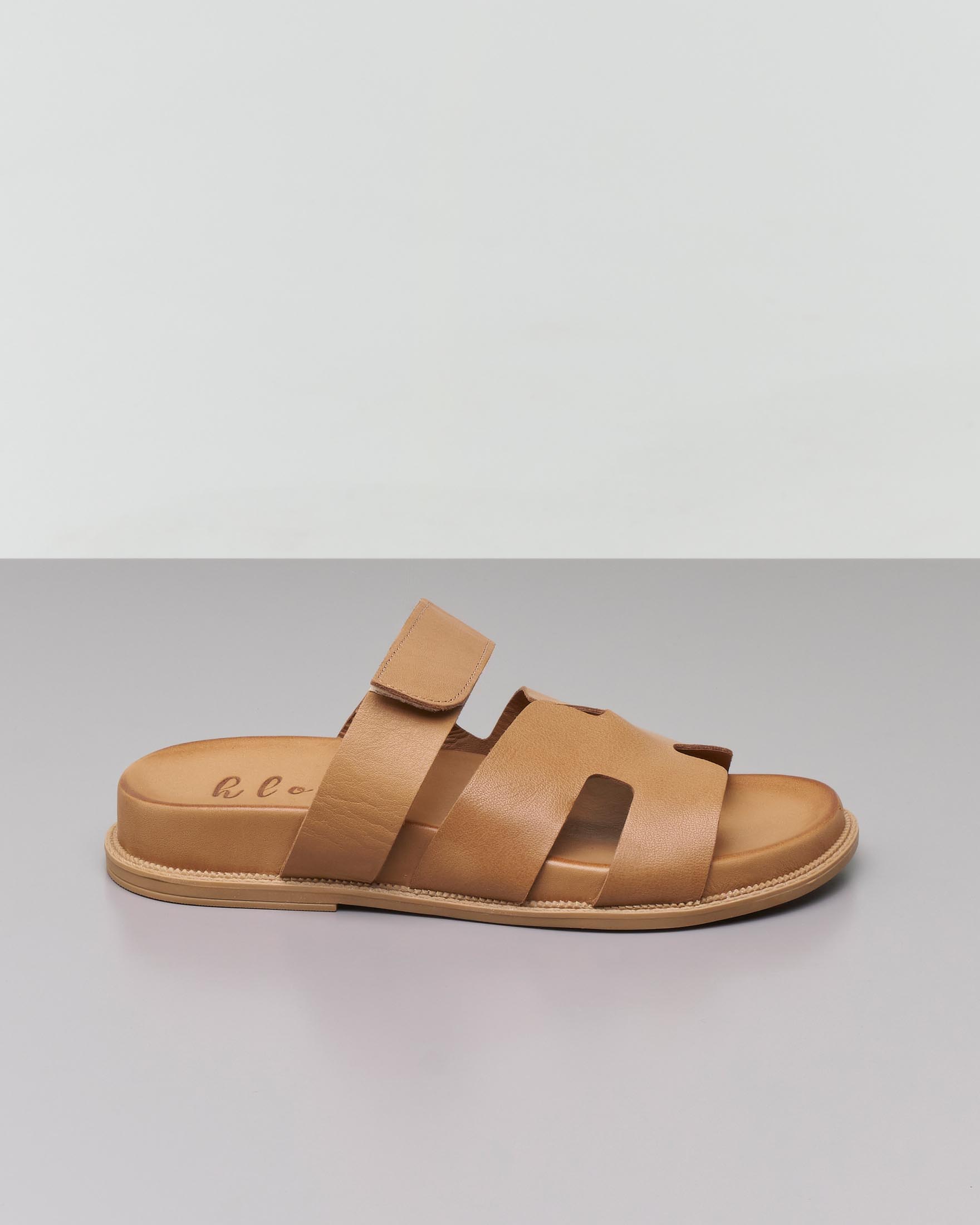 Sandali bassi color cuoio in pelle con doppia fibbia e chiusura a strappo