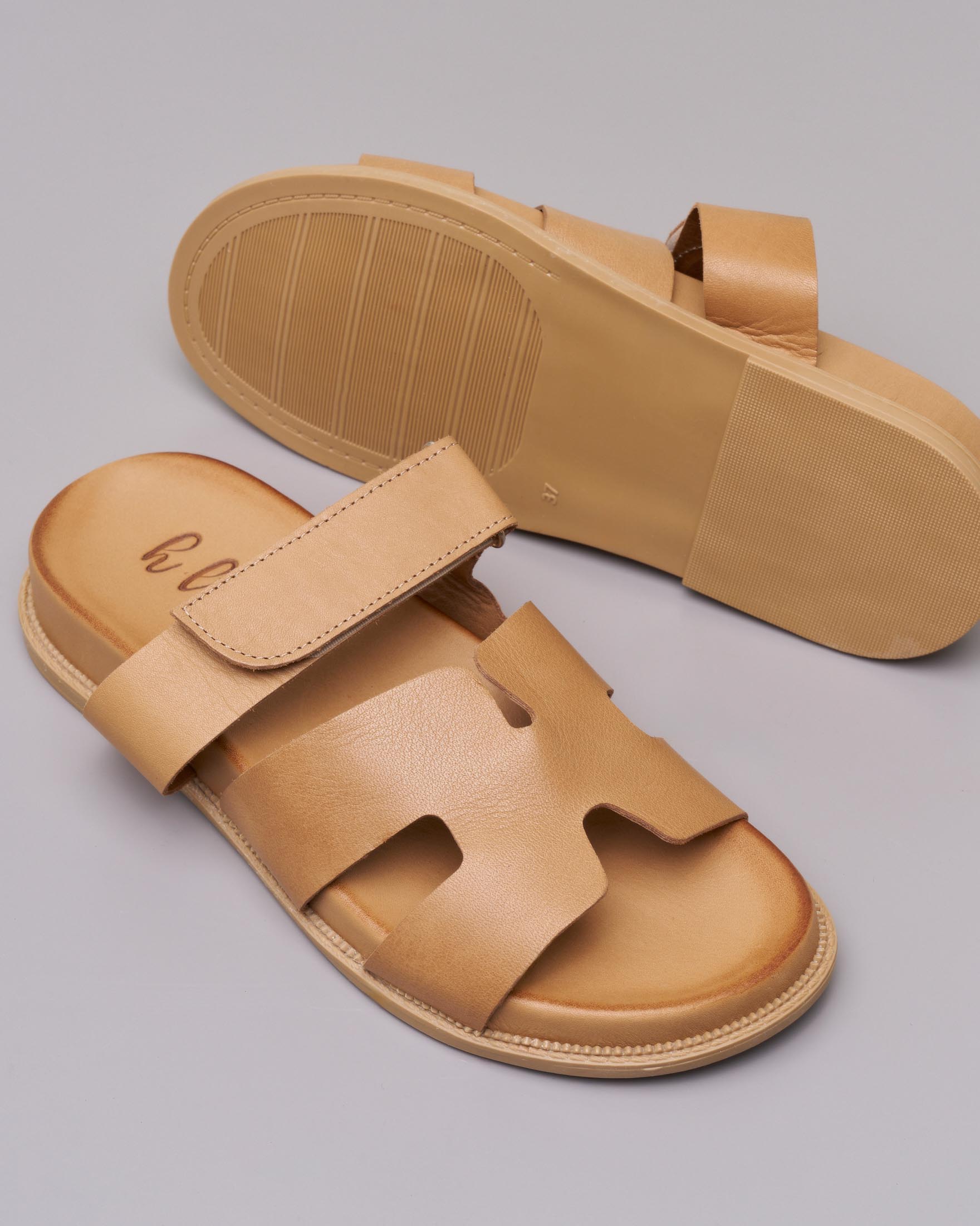 Sandali bassi color cuoio in pelle con doppia fibbia e chiusura a strappo image