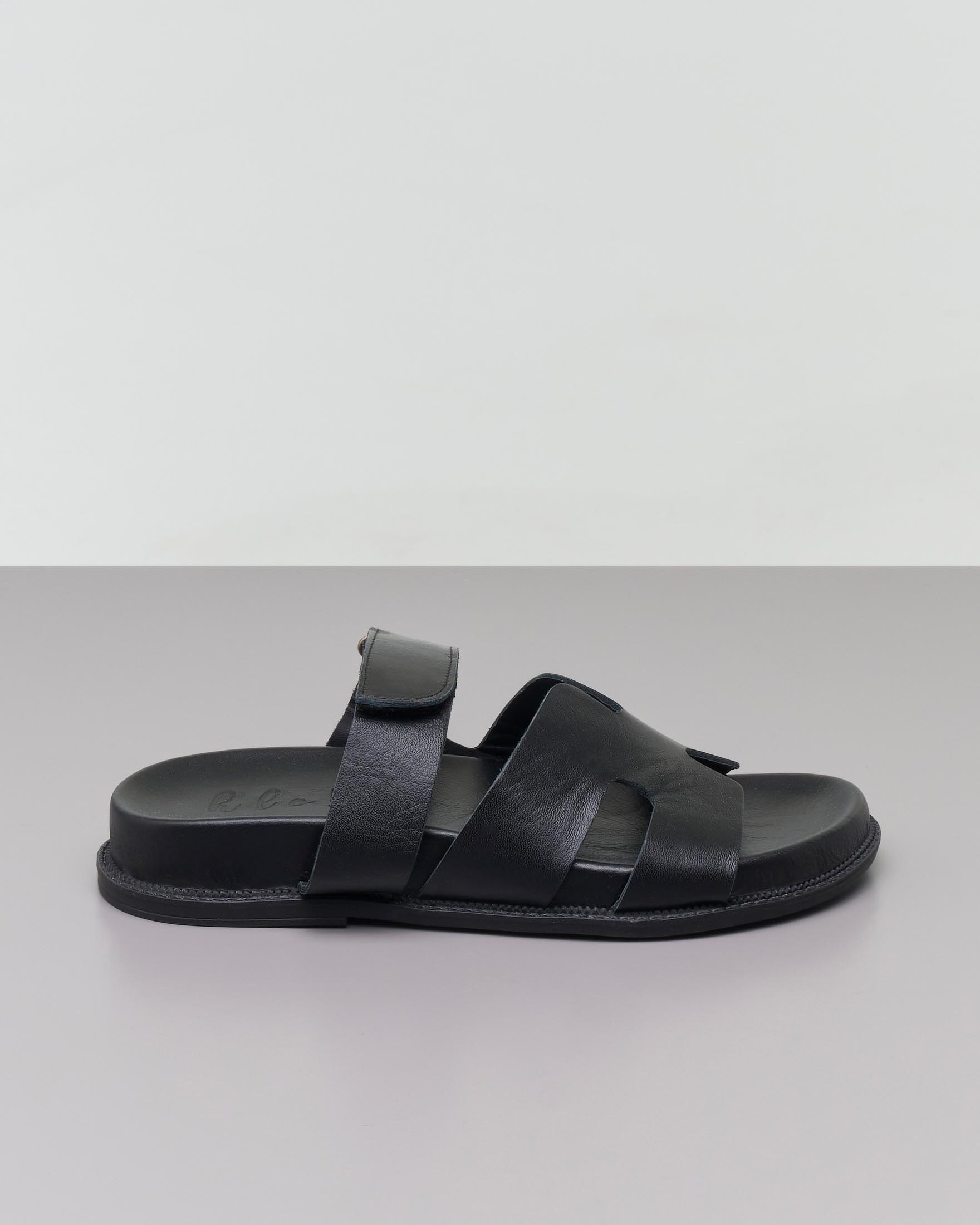 Sandali bassi neri in pelle con doppia fibbia e chiusura a strappo