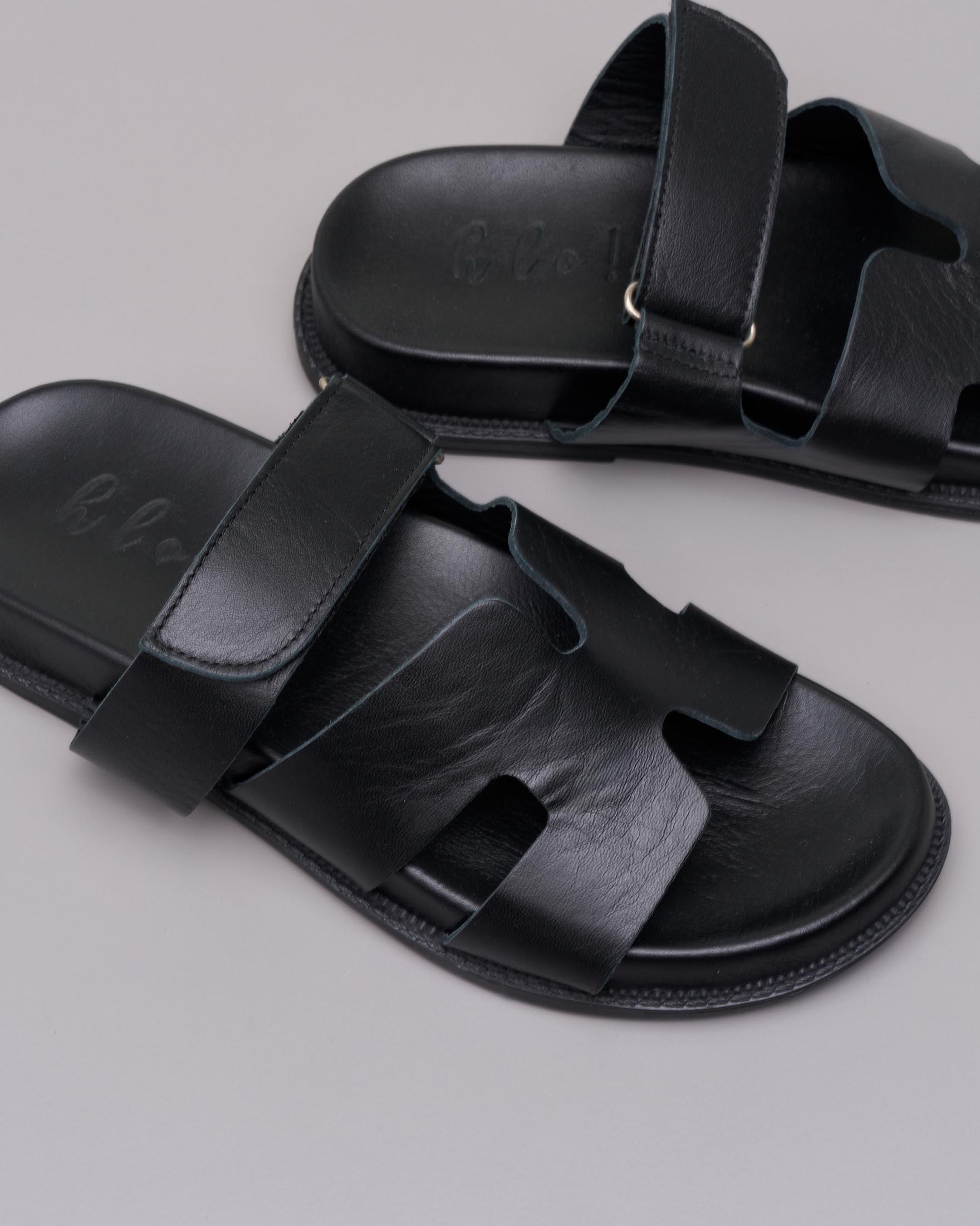 Sandali bassi neri in pelle con doppia fibbia e chiusura a strappo image