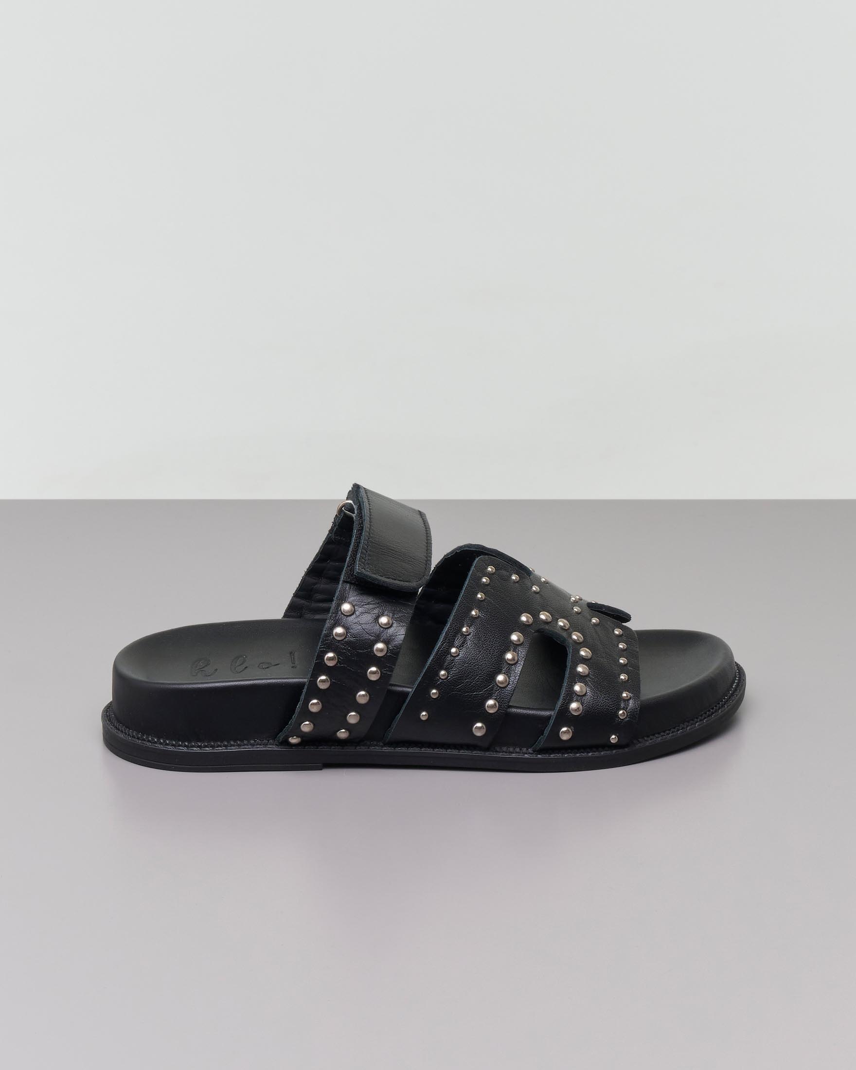 Sandali bassi neri in pelle con borchiette argento applicate sulla