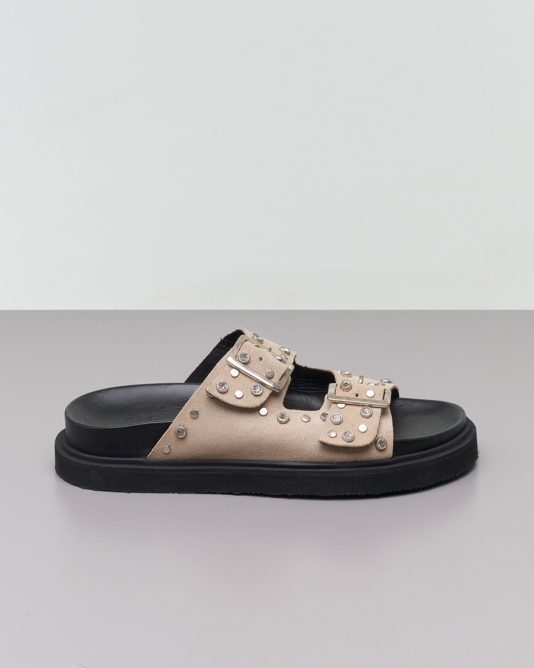 Sandali bassi in suede color beige con applicazioni in strass e borchie