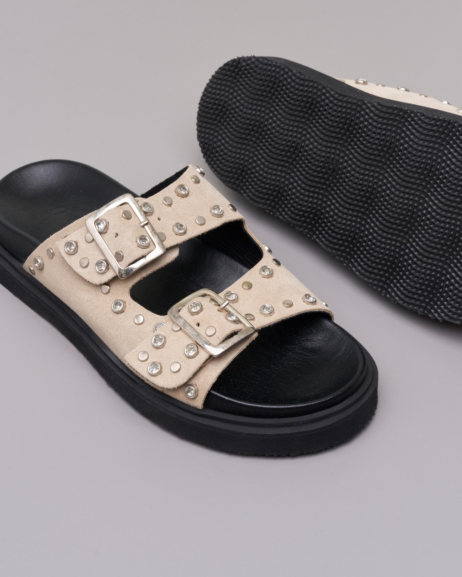 Sandali bassi in suede color beige con applicazioni in strass e borchie image