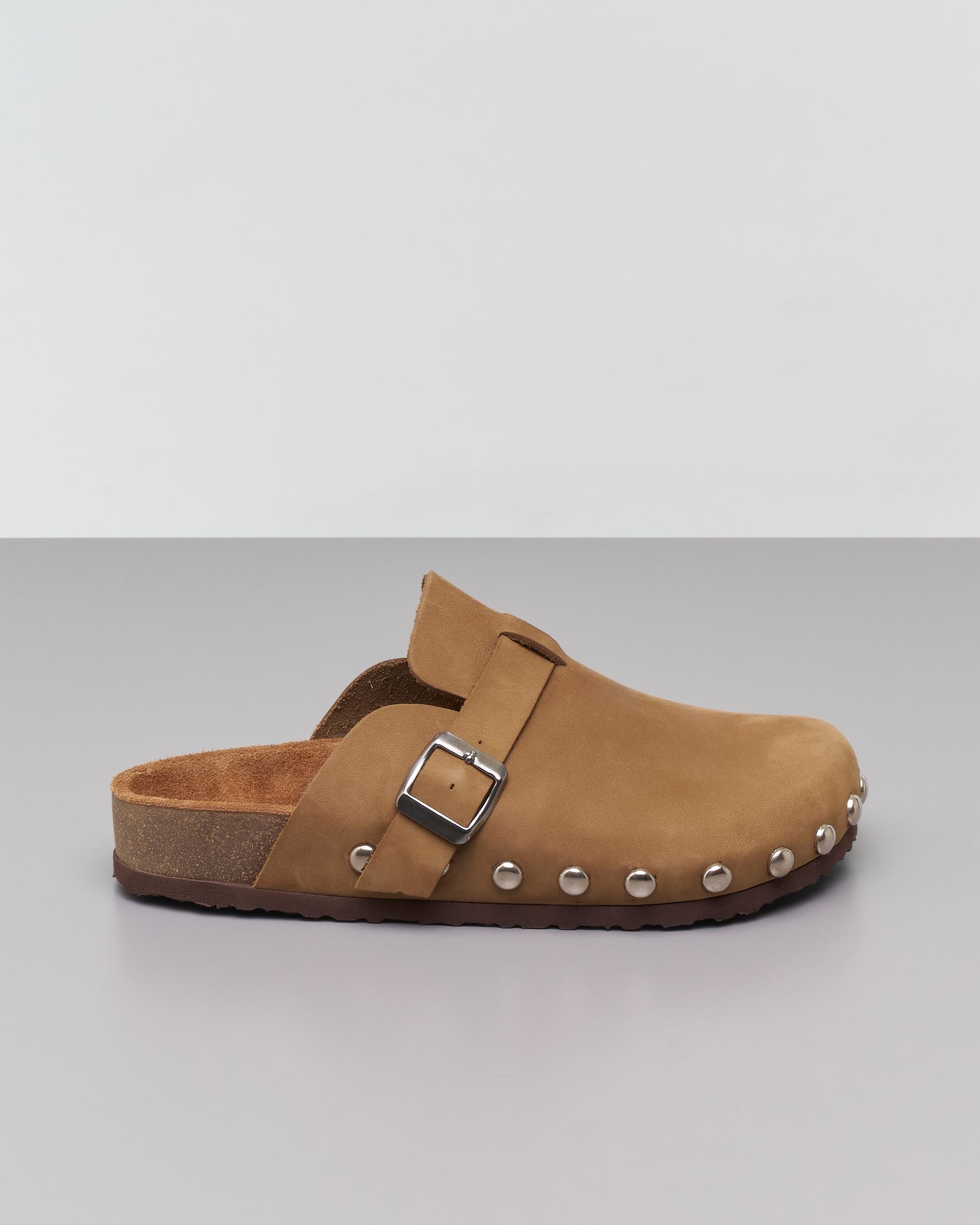 Sabot in pelle color khaki con borchie applicate lungo il profilo