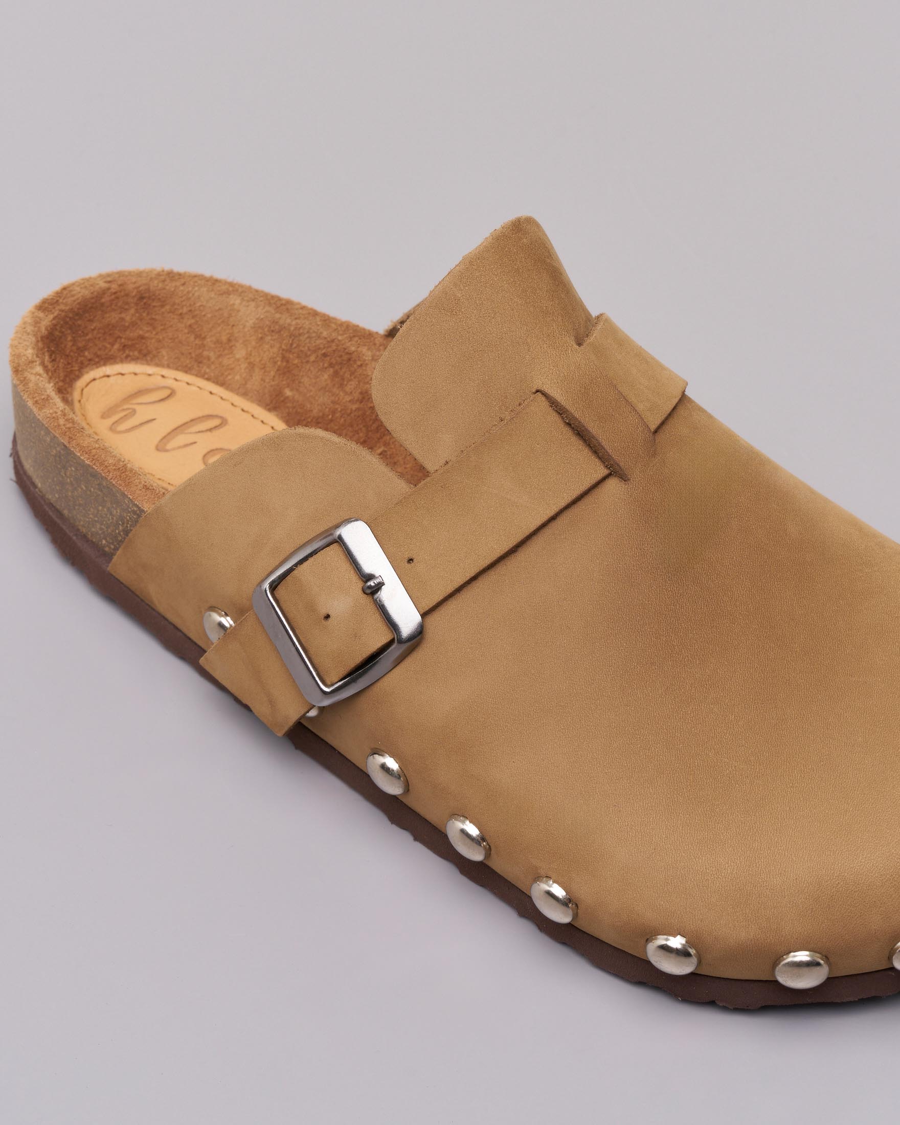 Sabot in pelle color khaki con borchie applicate lungo il profilo image