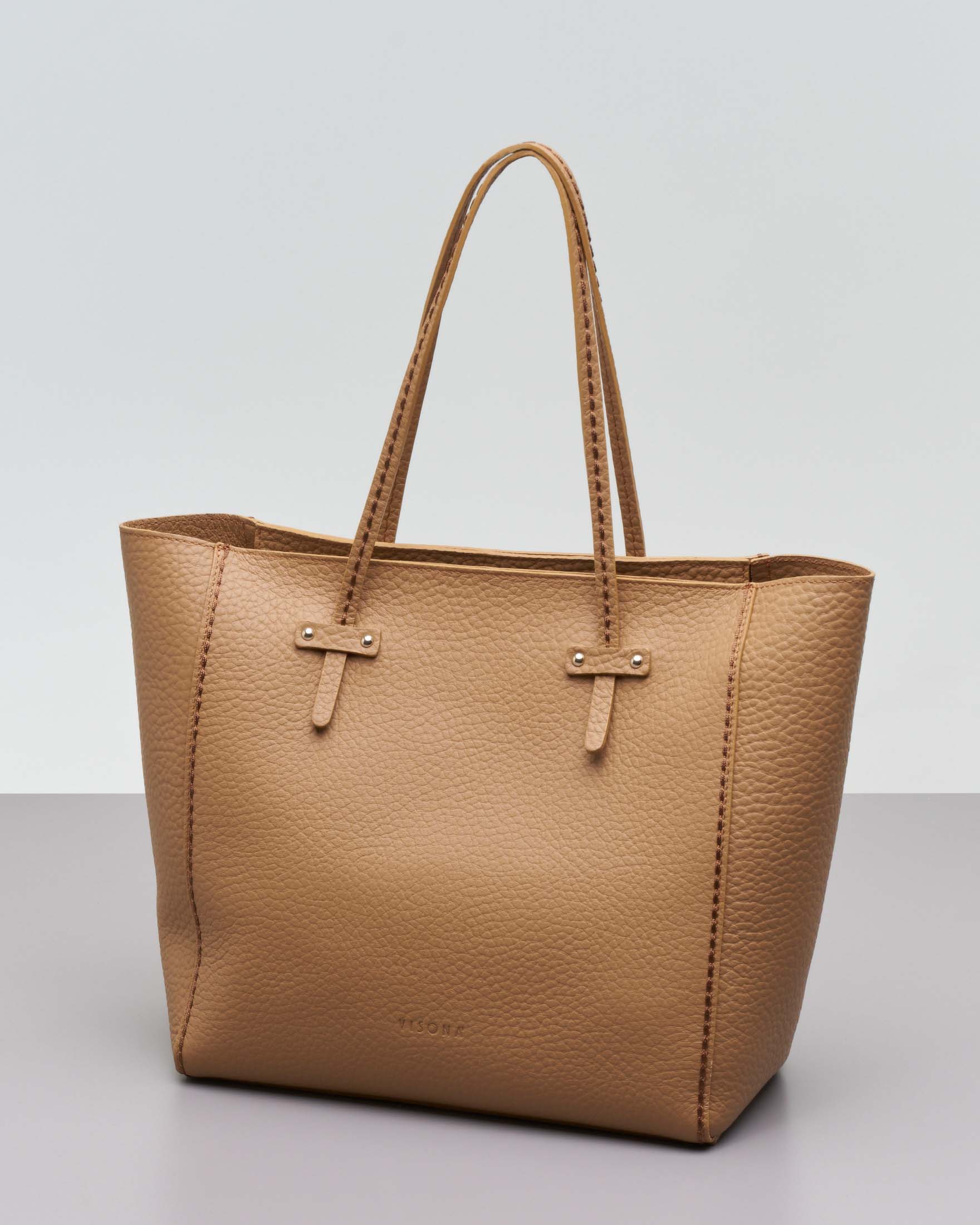 Shopping bag color cammello in pelle martellata con impunture a contrasto