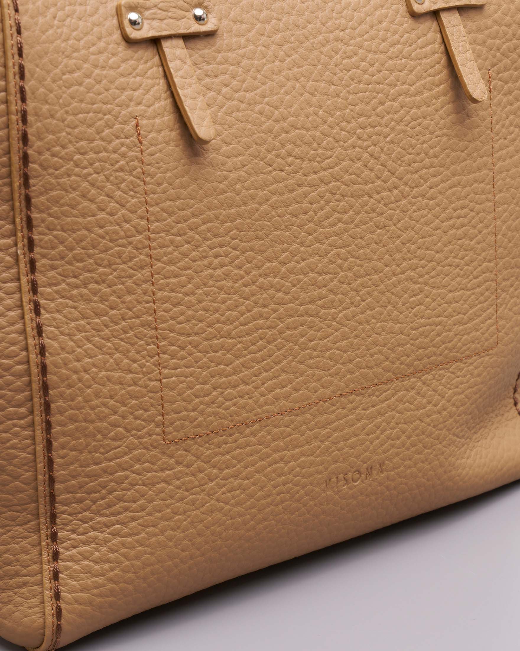 Shopping bag color cammello in pelle martellata con impunture a contrasto image