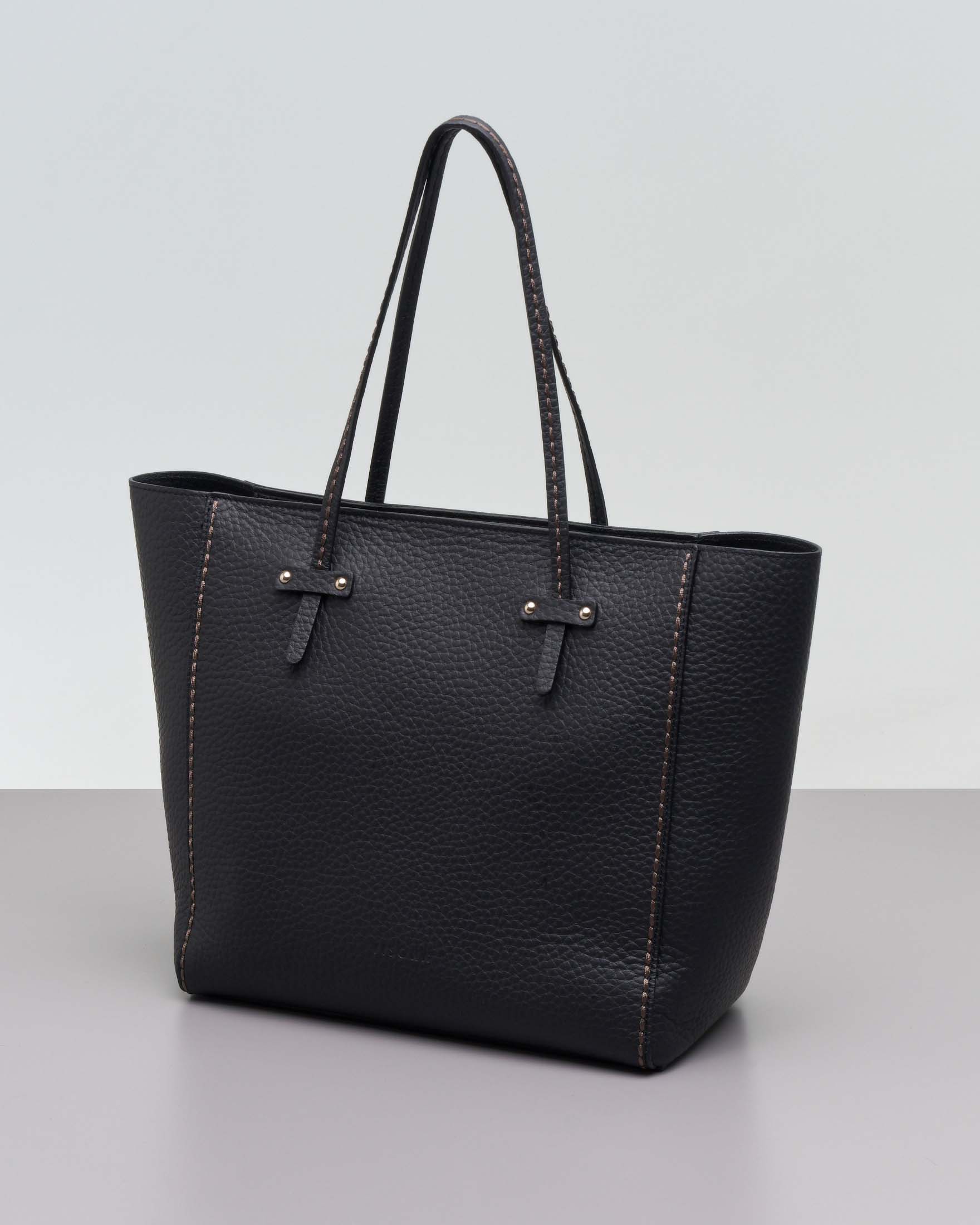 Shopping bag nero in pelle martellata con impunture a contrasto
