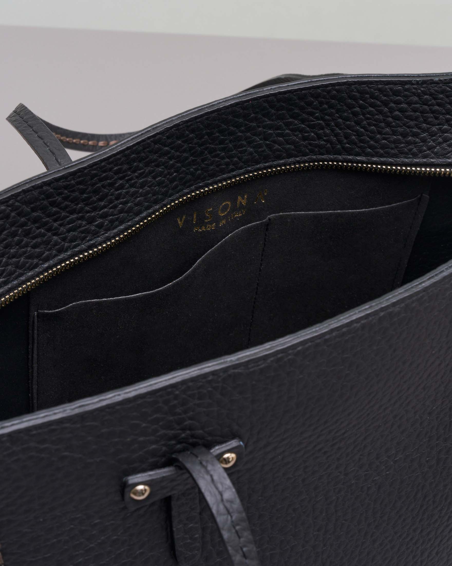 Shopping bag nero in pelle martellata con impunture a contrasto image