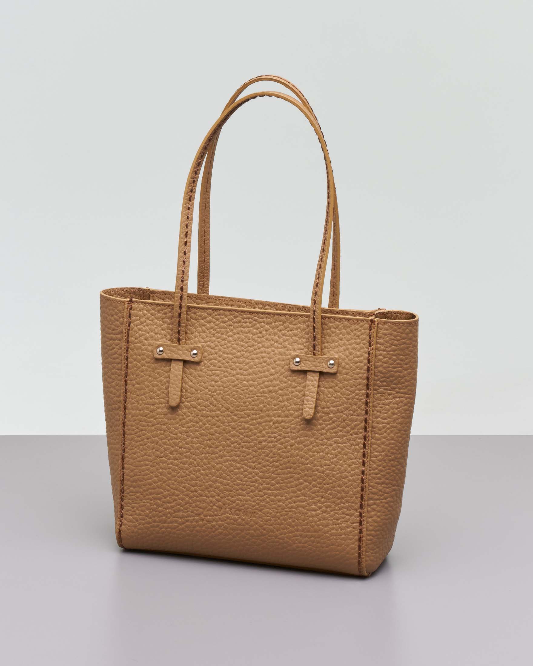 Mini shopping bag color cammello in pelle martellata con impunture a contrasto