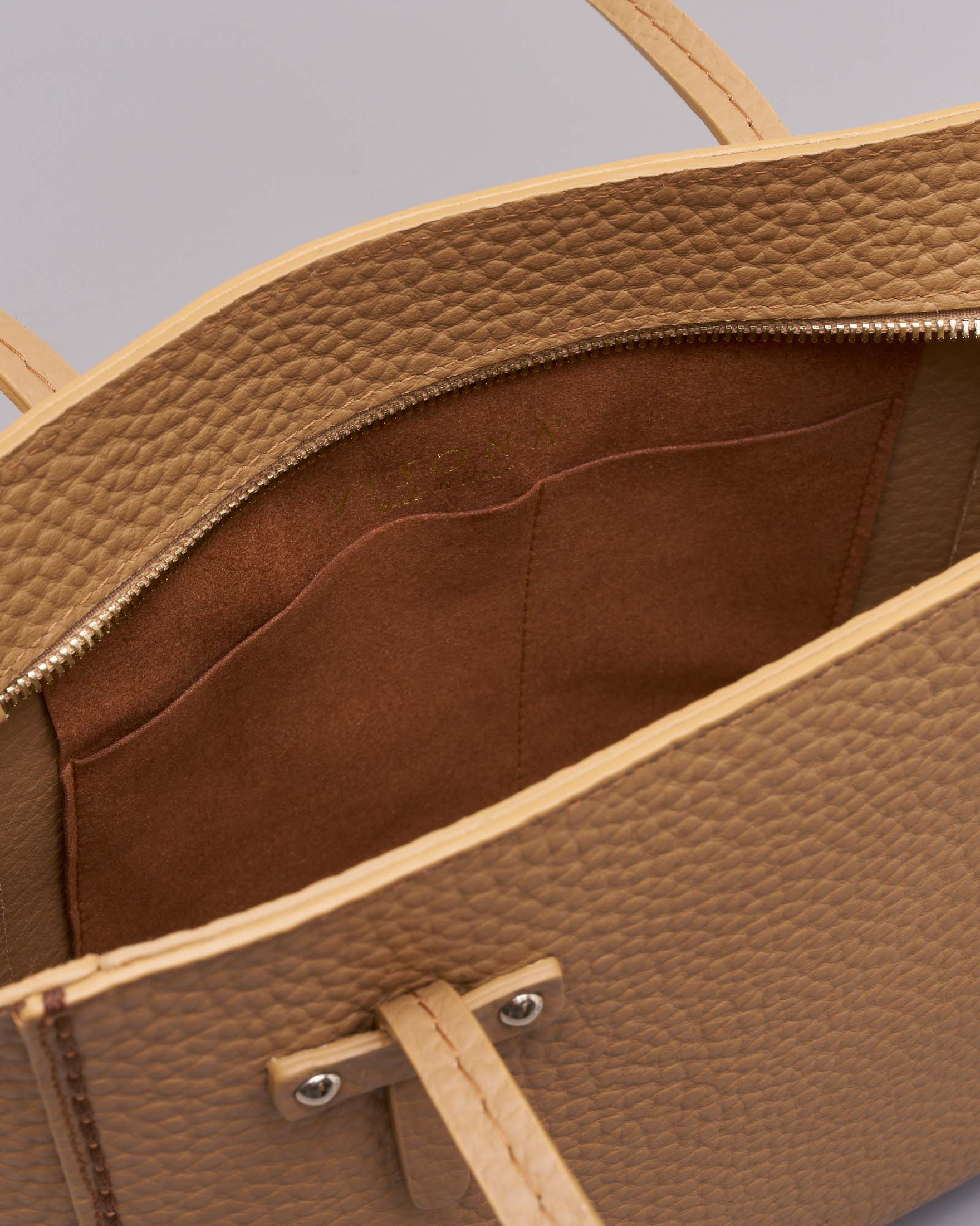 Mini shopping bag color cammello in pelle martellata con impunture a contrasto image