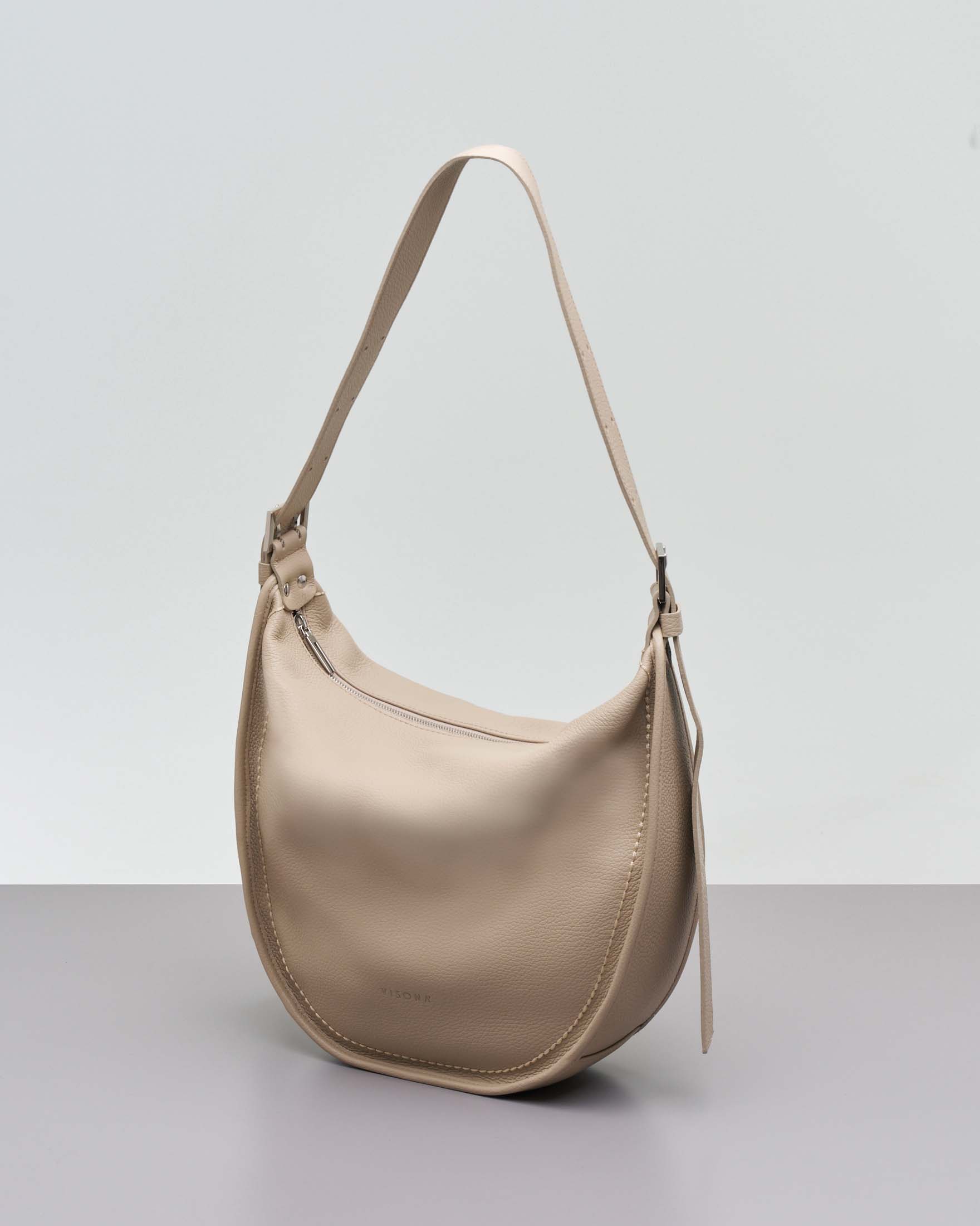 Borsa a spalla color greige in pelle martellata con tracolla regolabile