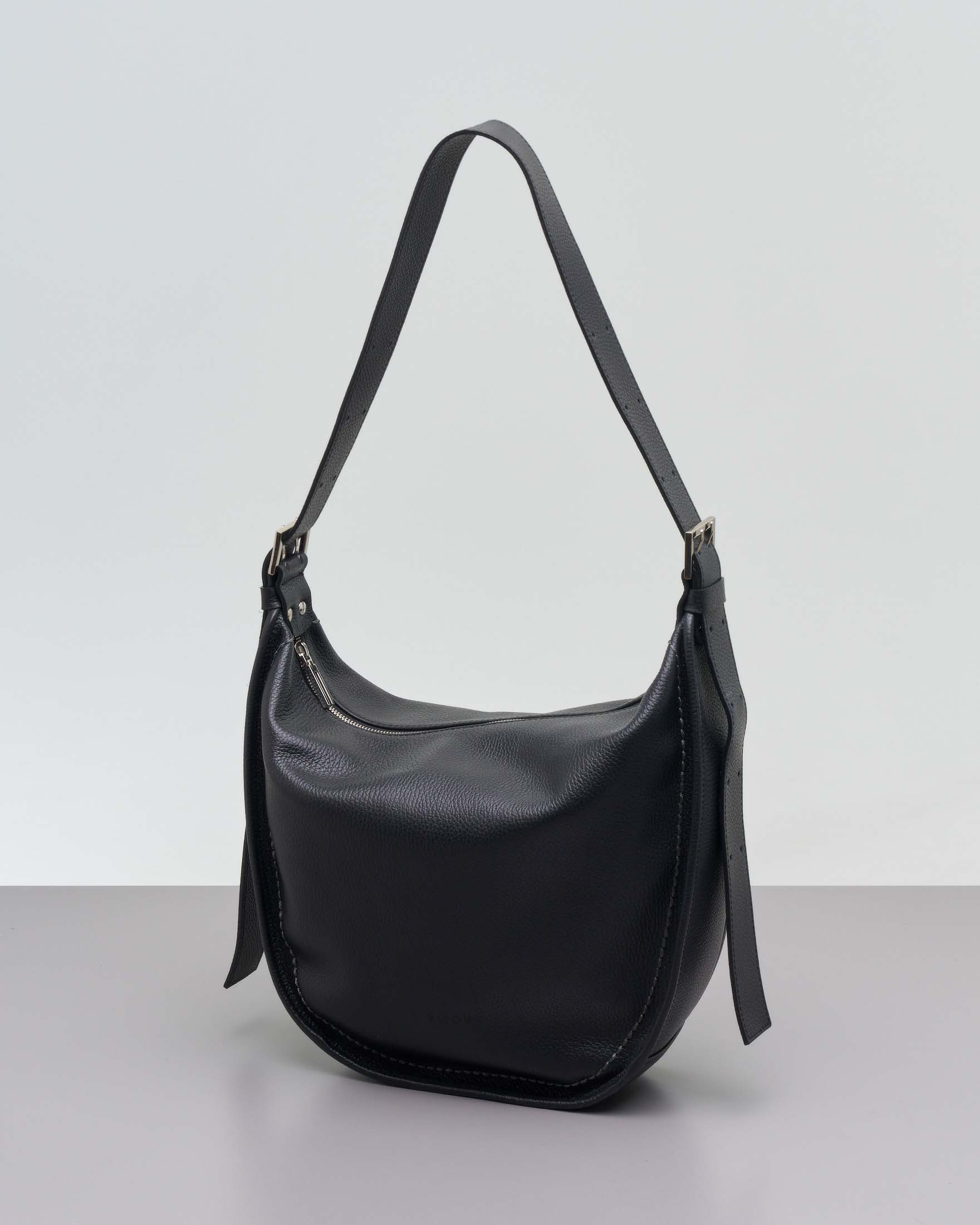 Borsa a spalla nera in pelle martellata con tracolla regolabile