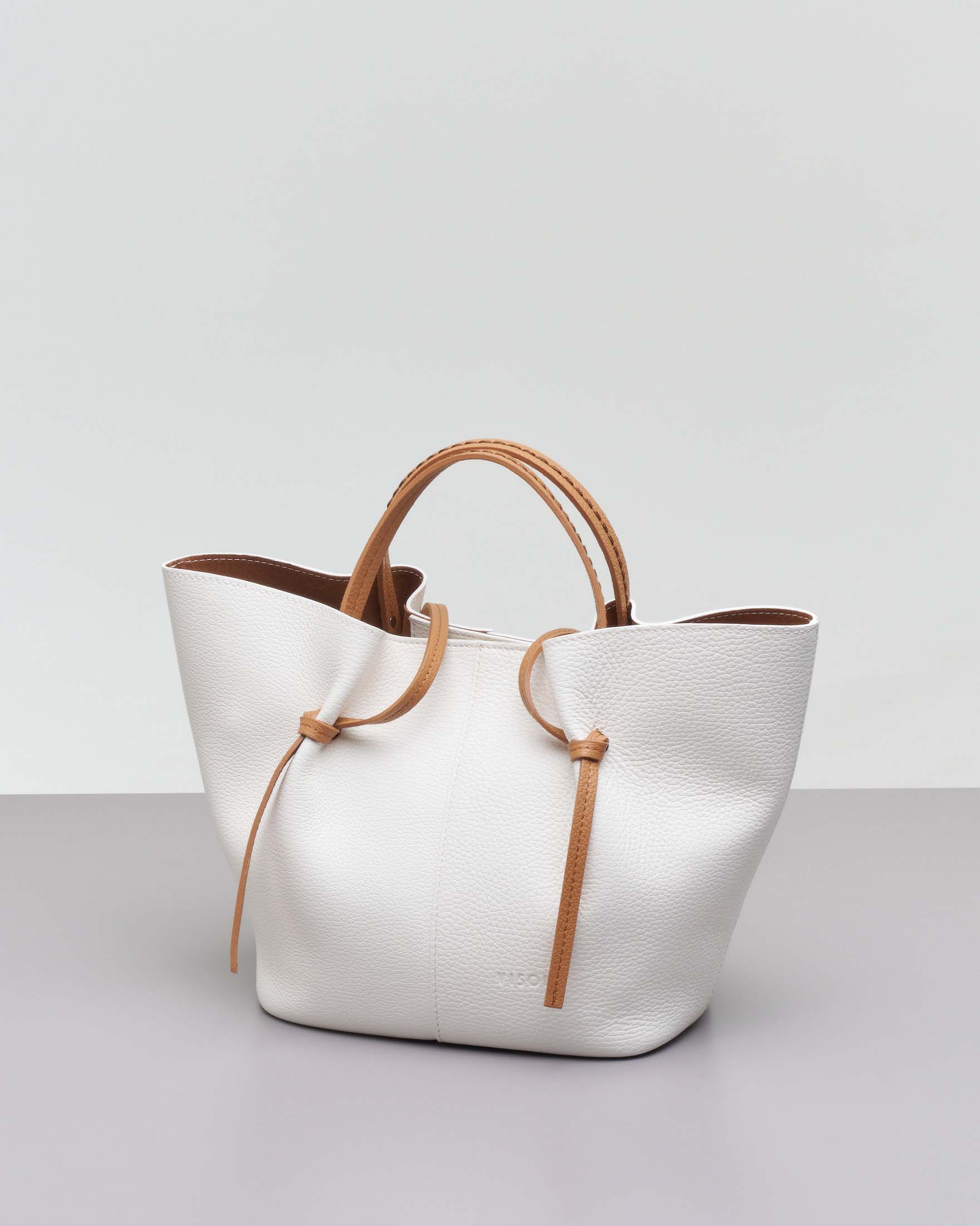 Borsa a mano bianca in pelle martellata con manici a contrasto e pochette color cuoio