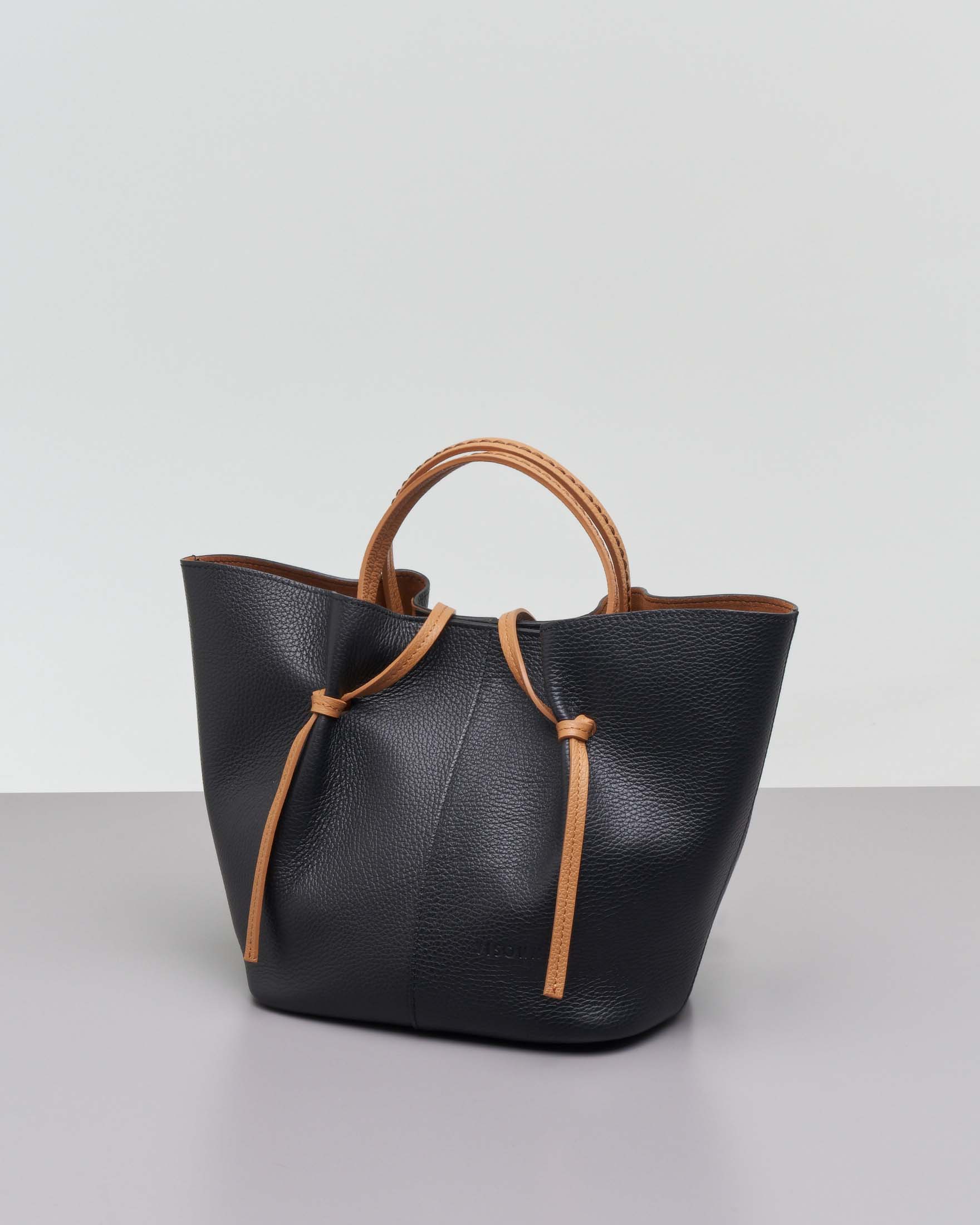 Borsa a mano nera in pelle martellata con manici a contrasto e pochette color cuoio