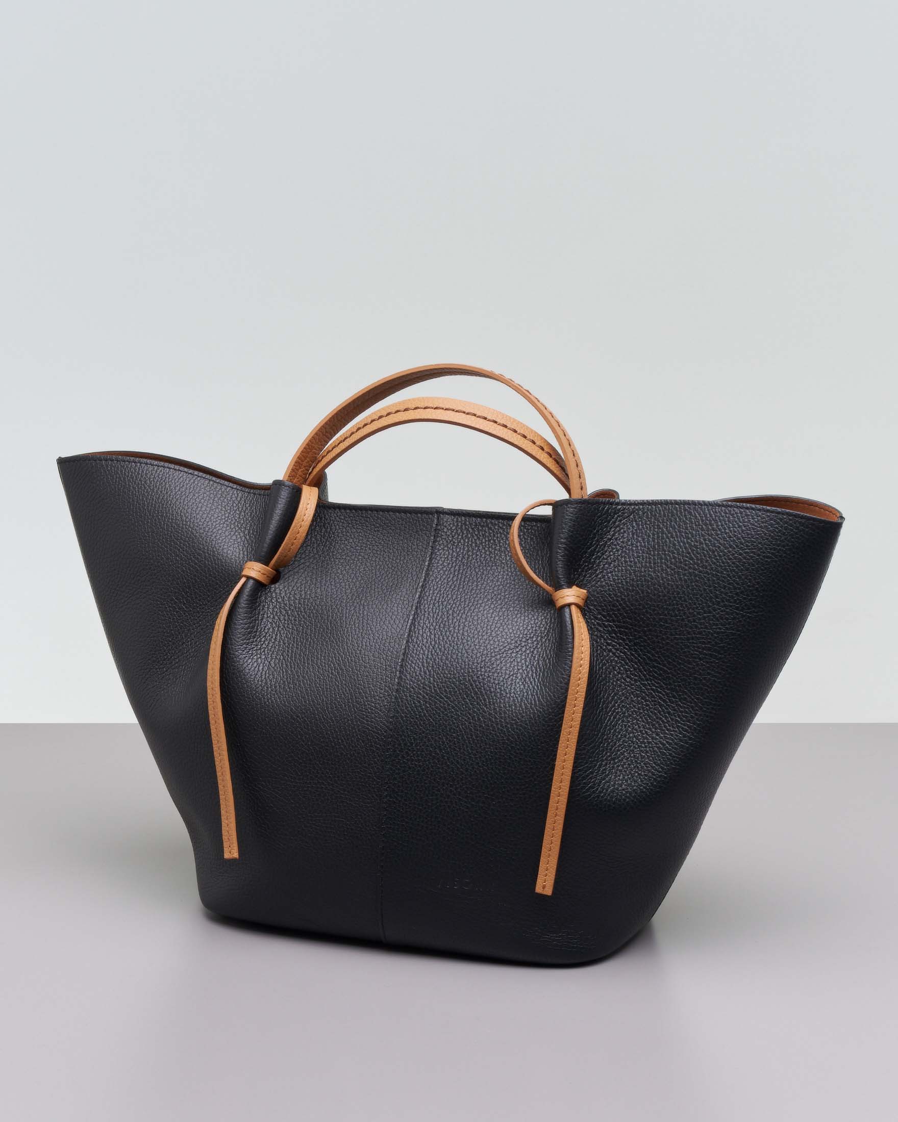 Borsa a mano nera misura grande in pelle martellata con manici a contrasto e pochette color cuoio