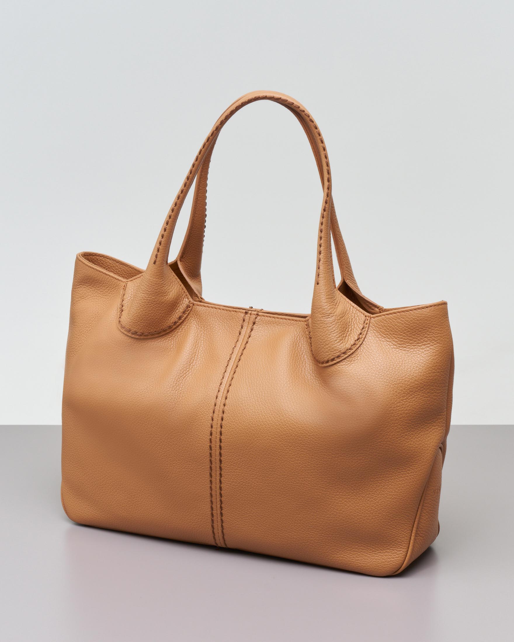 Tote bag grande color cammello in pelle martellata con impunture a contrasto