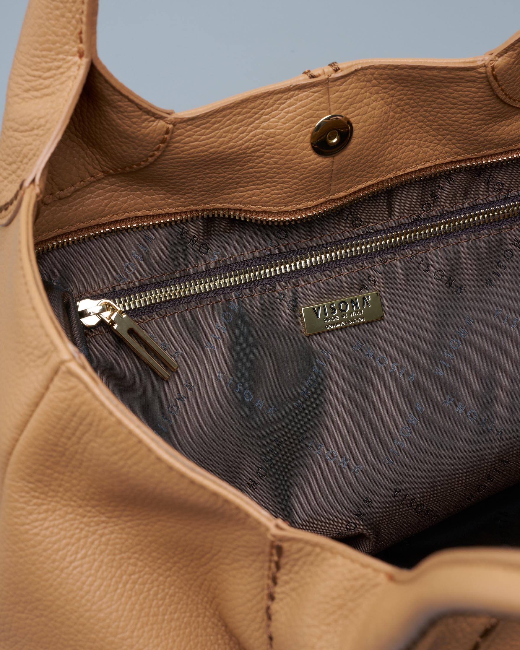 Tote bag grande color cammello in pelle martellata con impunture a contrasto image