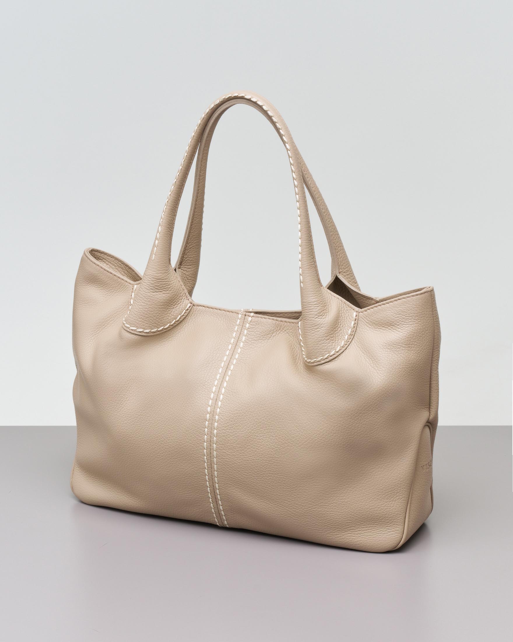 Tote bag grande greige in pelle martellata con impunture a contrasto