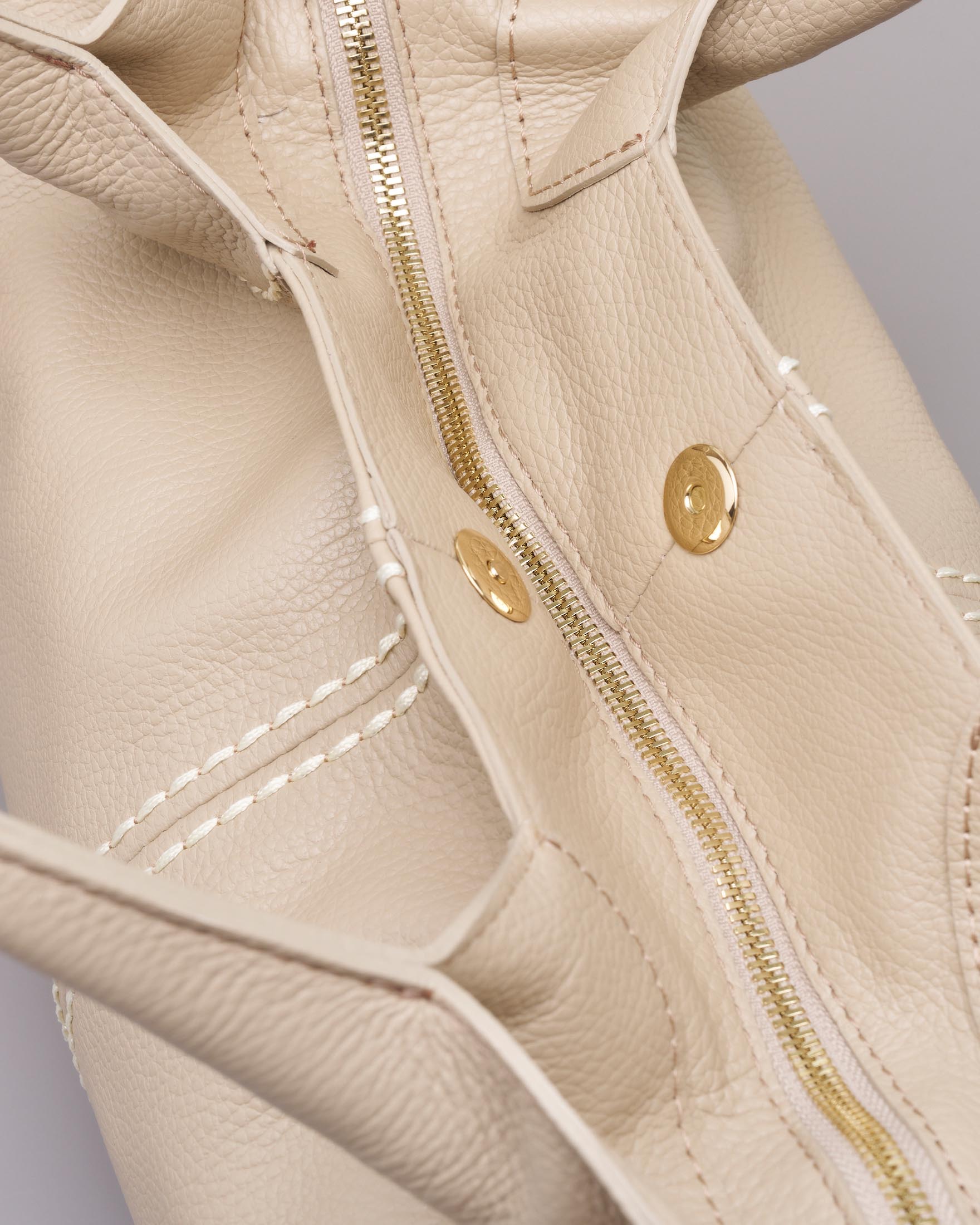 Tote bag grande greige in pelle martellata con impunture a contrasto image